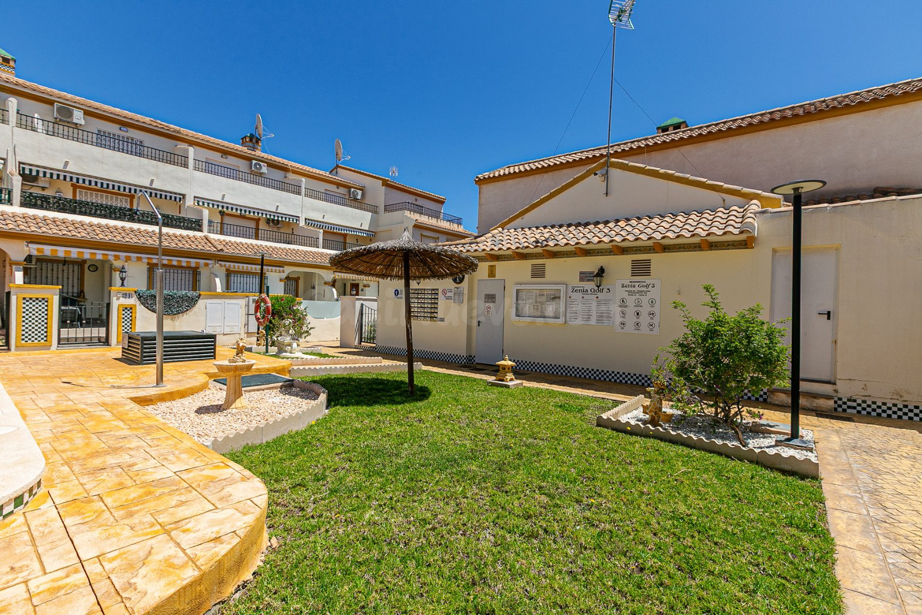 ¡Encantador Adosado en La Zenia - Tu Refugio Mediterráneo! - foto 3