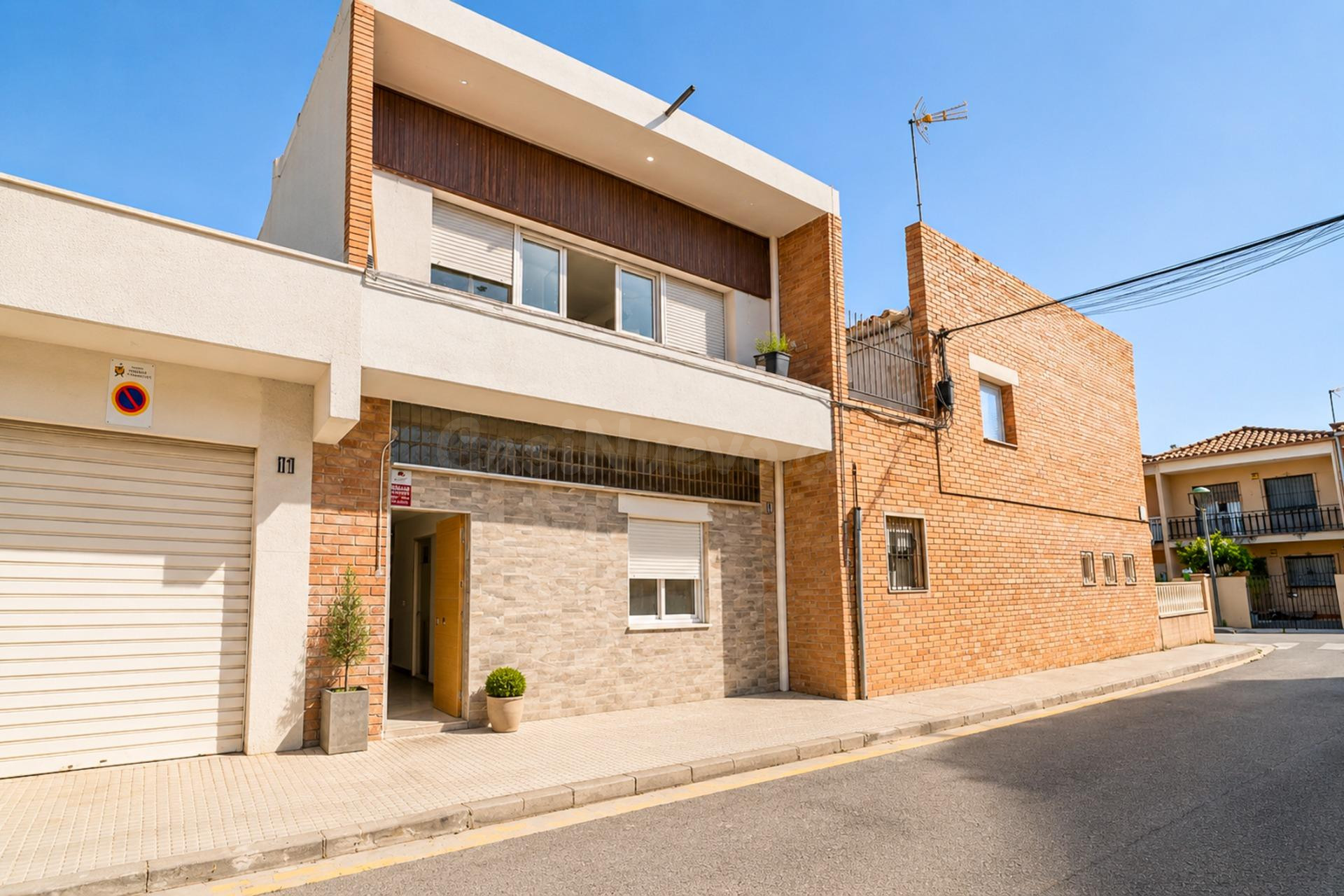 Casa reformada de 135 m2 con terraza y solárium lista para e