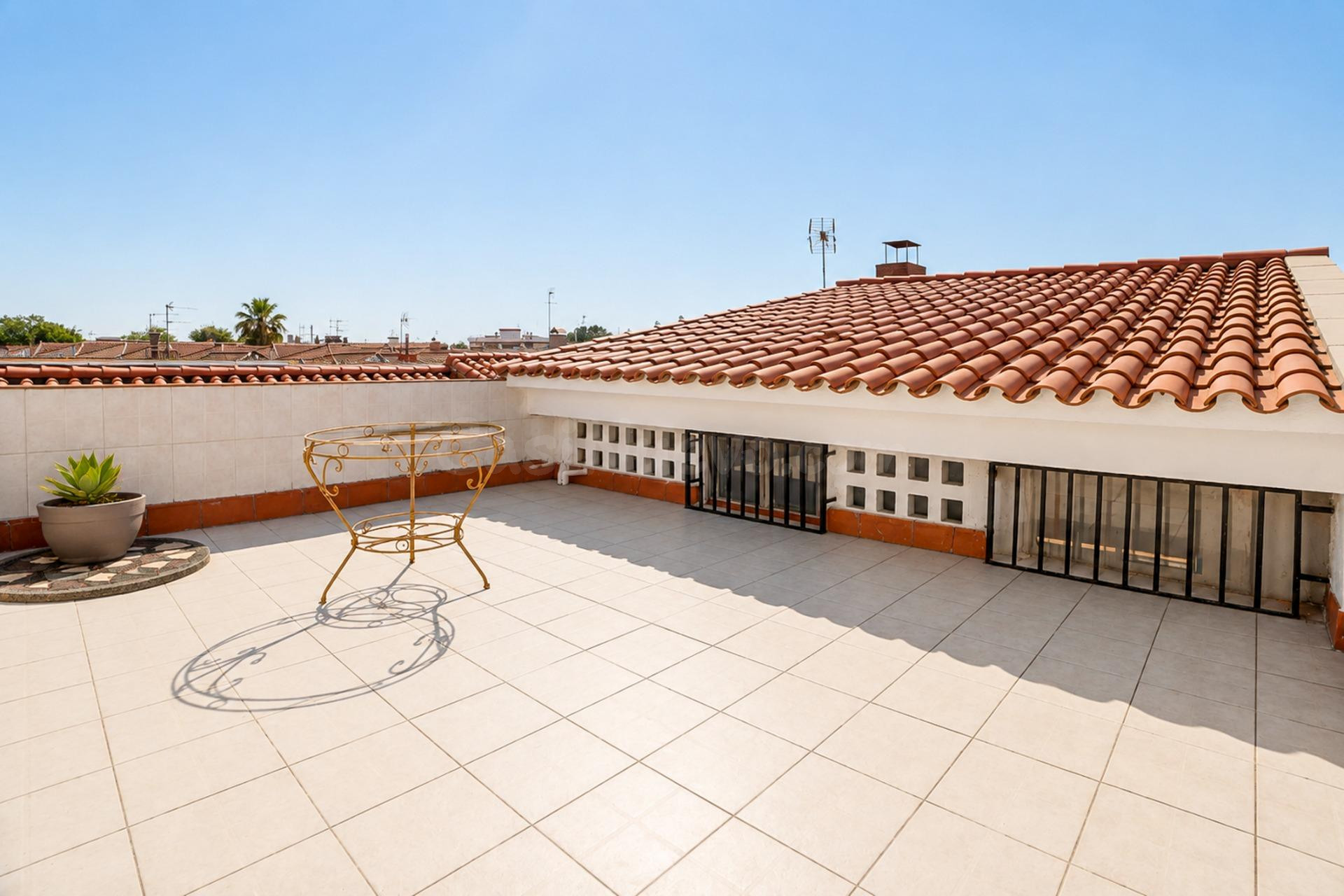 Casa reformada de 135 m2 con terraza y solárium lista para e - foto 2