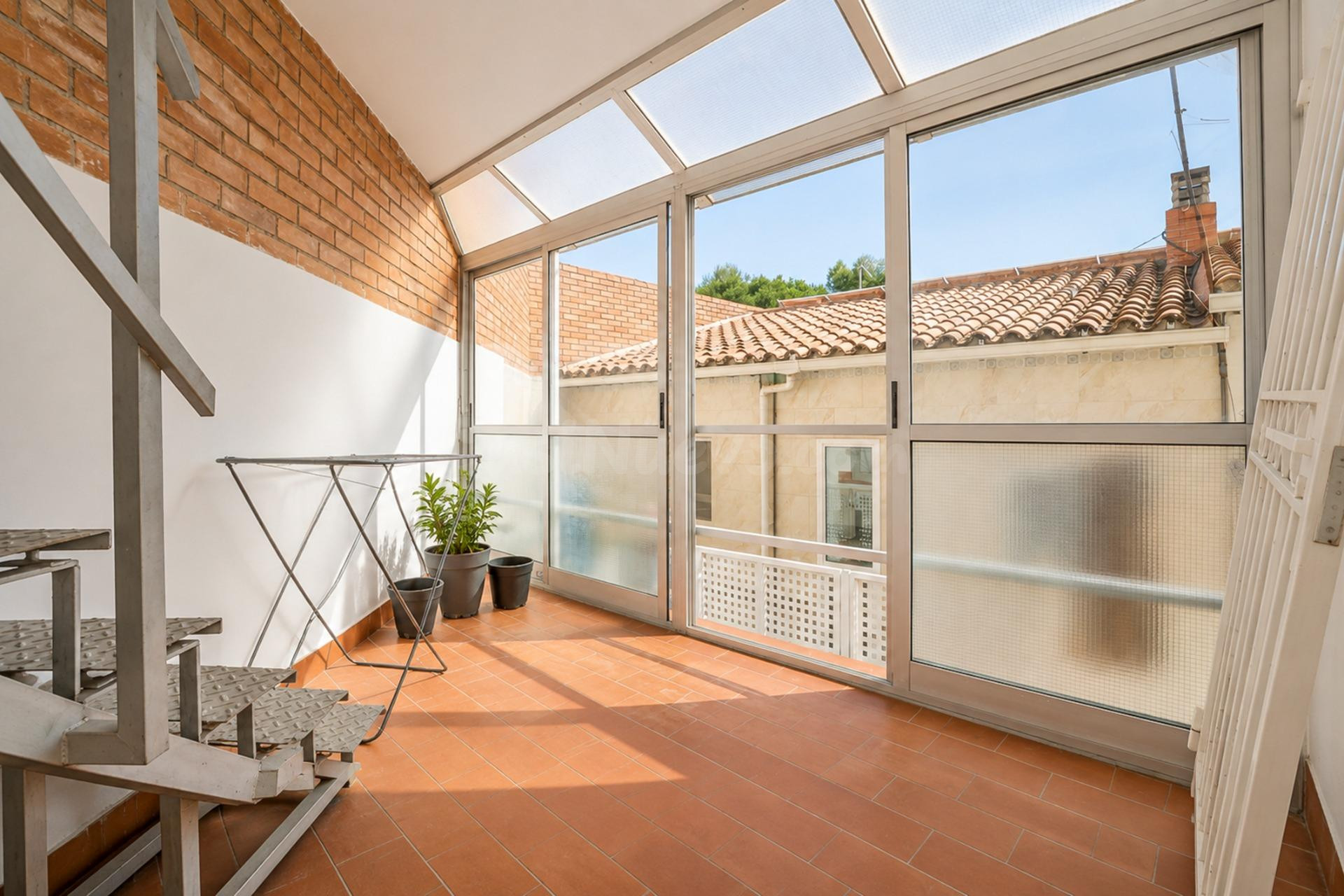 Casa reformada de 135 m2 con terraza y solárium lista para e - foto 3