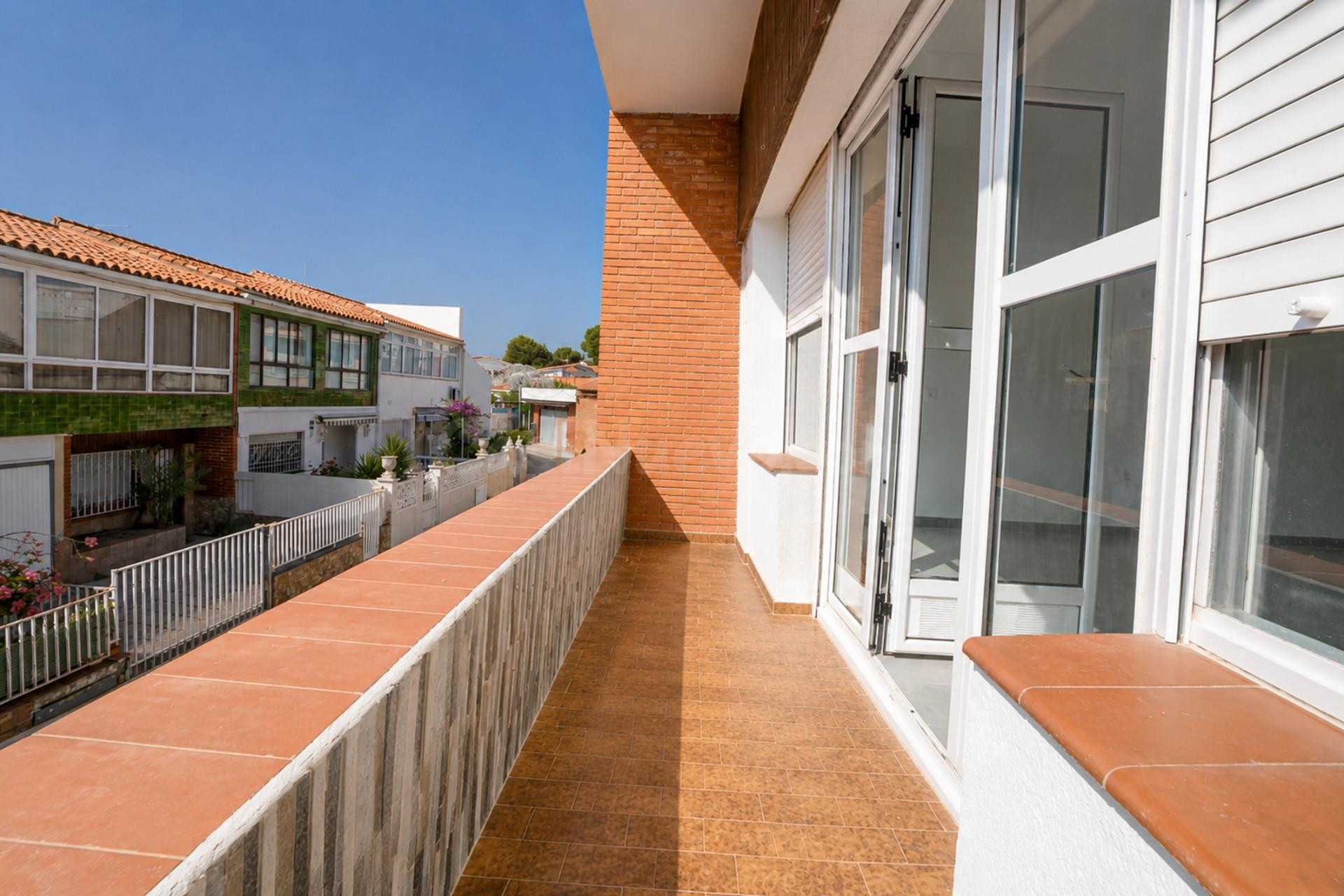 Casa reformada de 135 m2 con terraza y solárium lista para e - foto 4