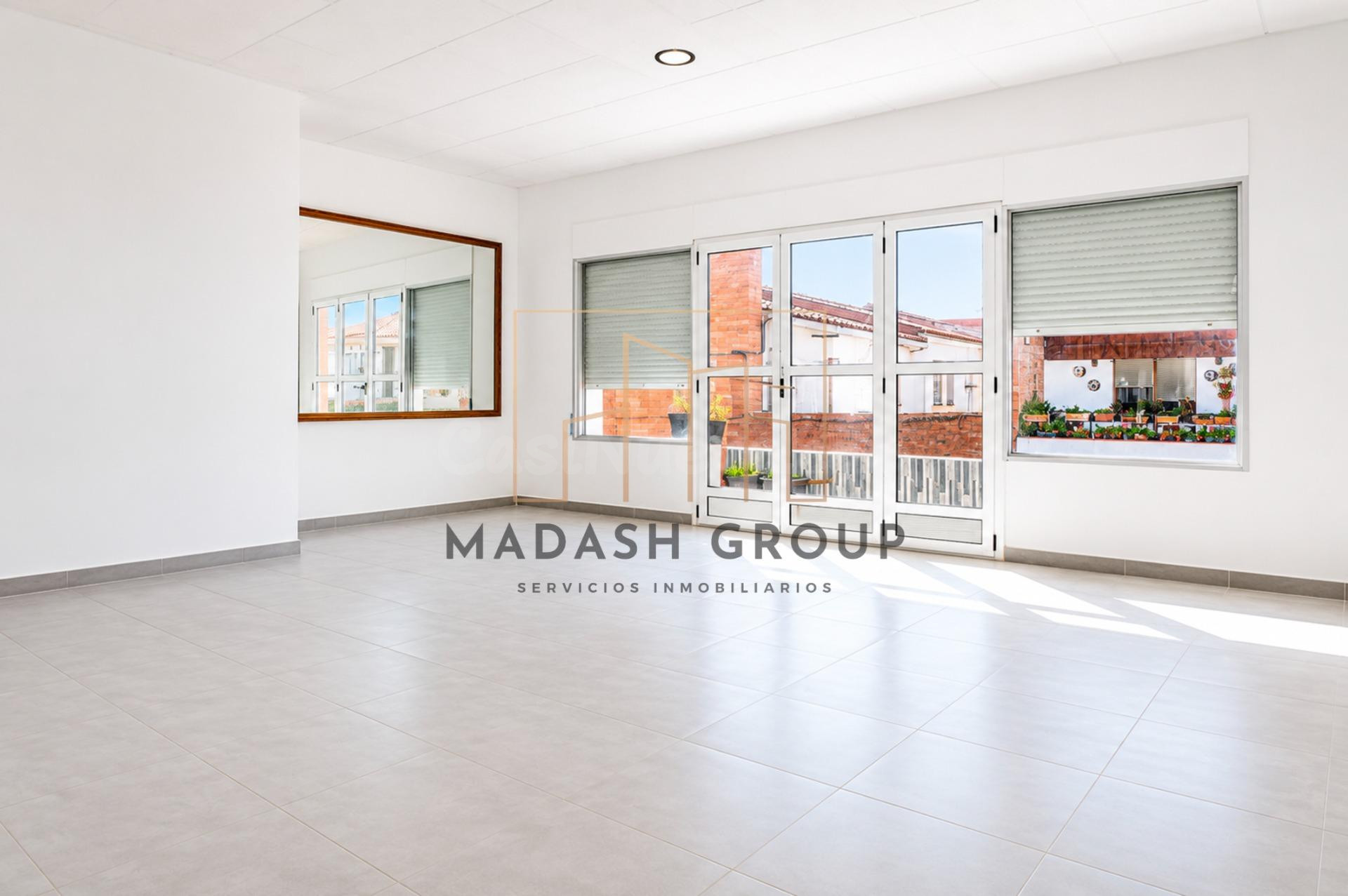 Casa reformada de 135 m2 con terraza y solárium lista para e - foto 5