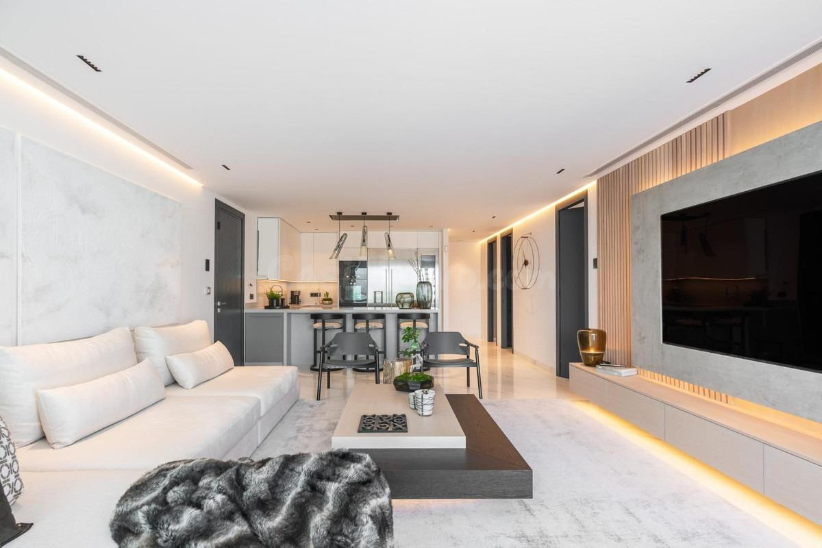 Apartamento en Primera Línea de Puerto Banús – En Venta y Al - foto 3