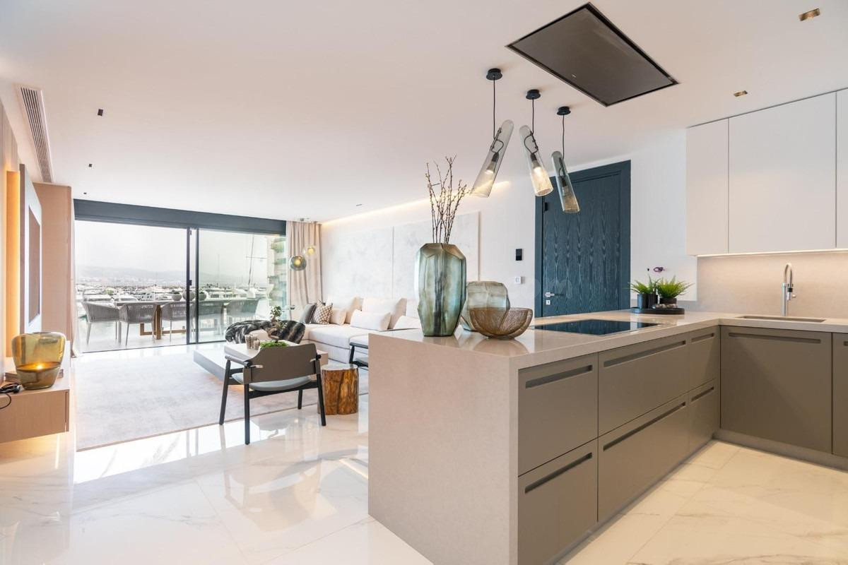 Apartamento en Primera Línea de Puerto Banús – En Venta y Al - foto 4