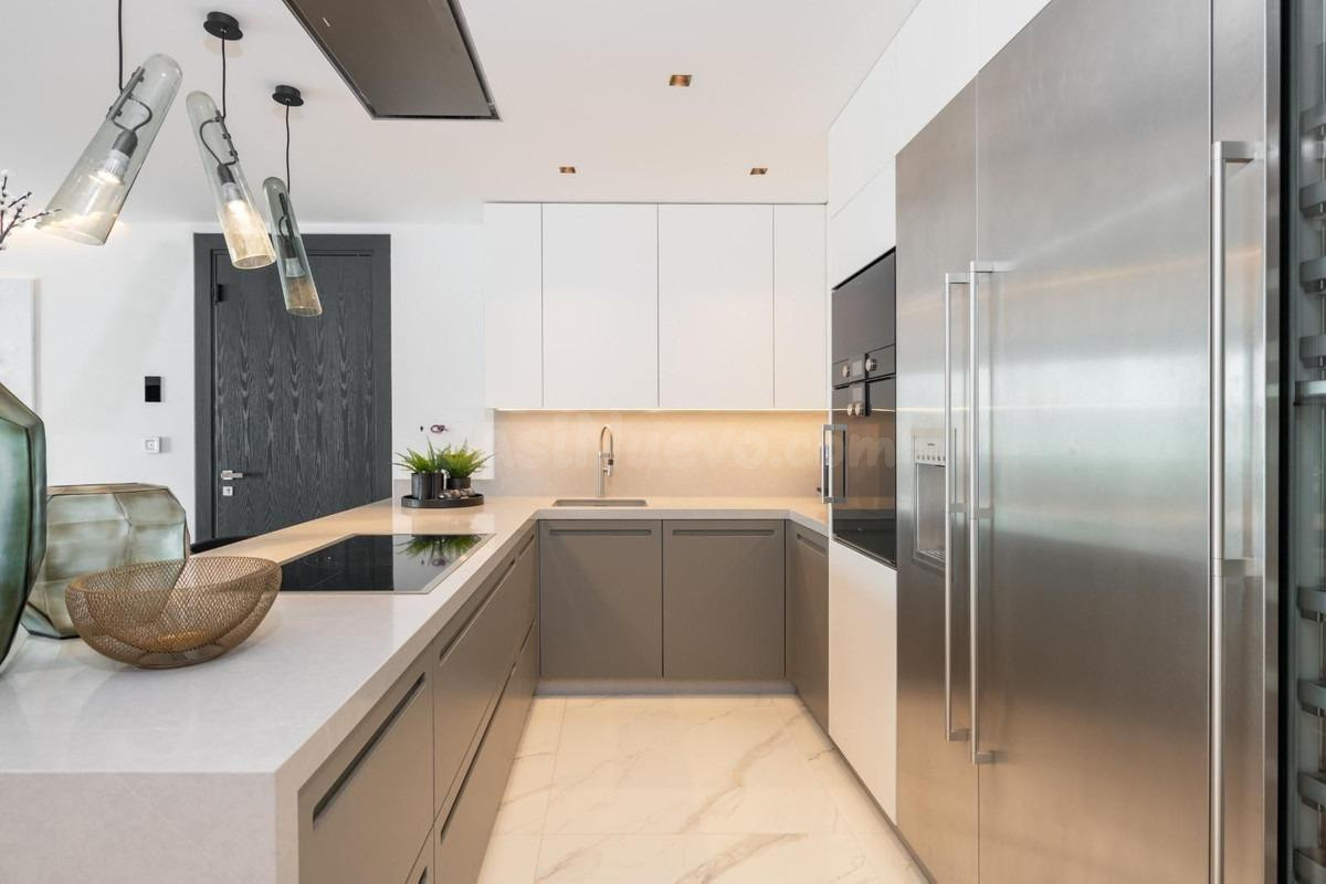 Apartamento en Primera Línea de Puerto Banús – En Venta y Al - foto 5