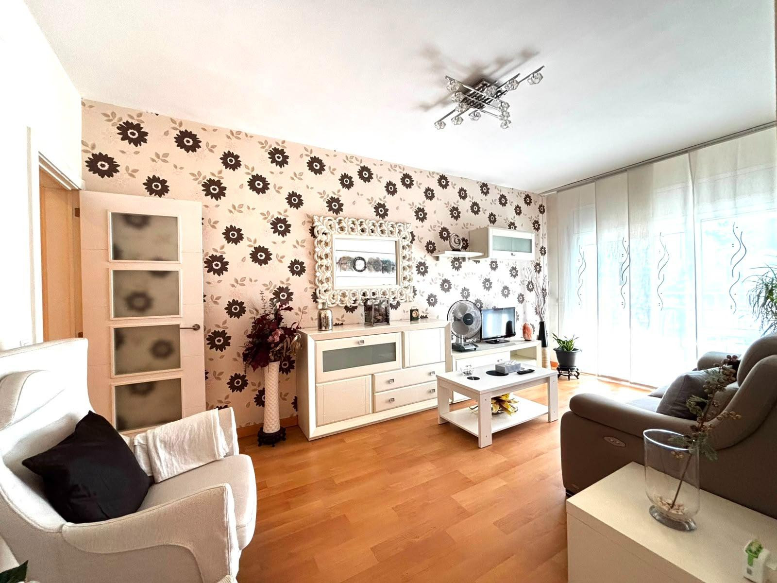 PISO CON TRES habitaciones Y BALCON EN EL EIXAMPLE - foto 3