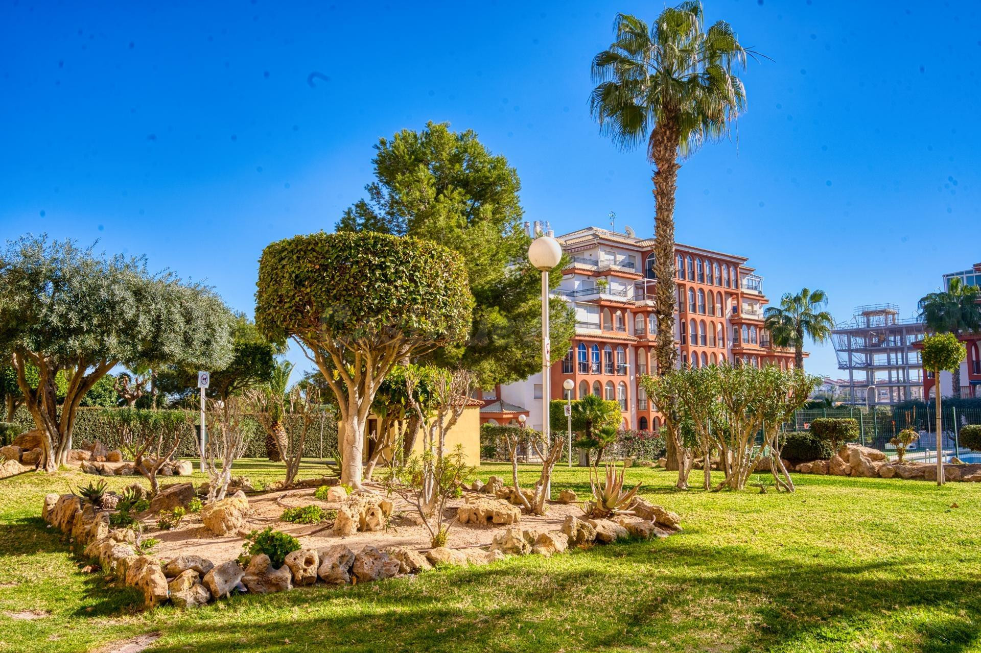 Luminoso apartamento de 2 habitaciones en Torremar IV – La Mata, Torrevieja - foto 2