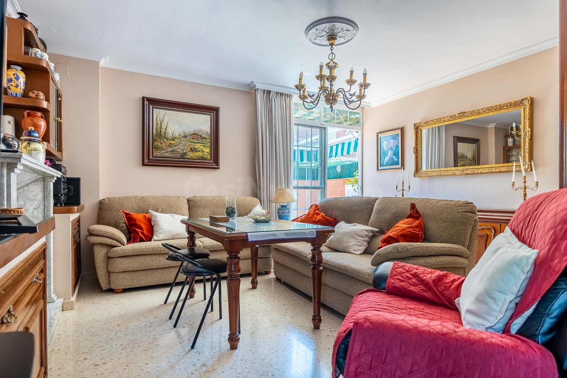 Chalet con encanto en Parque Este: Amplio patio, garaje directo y zonas comunes.