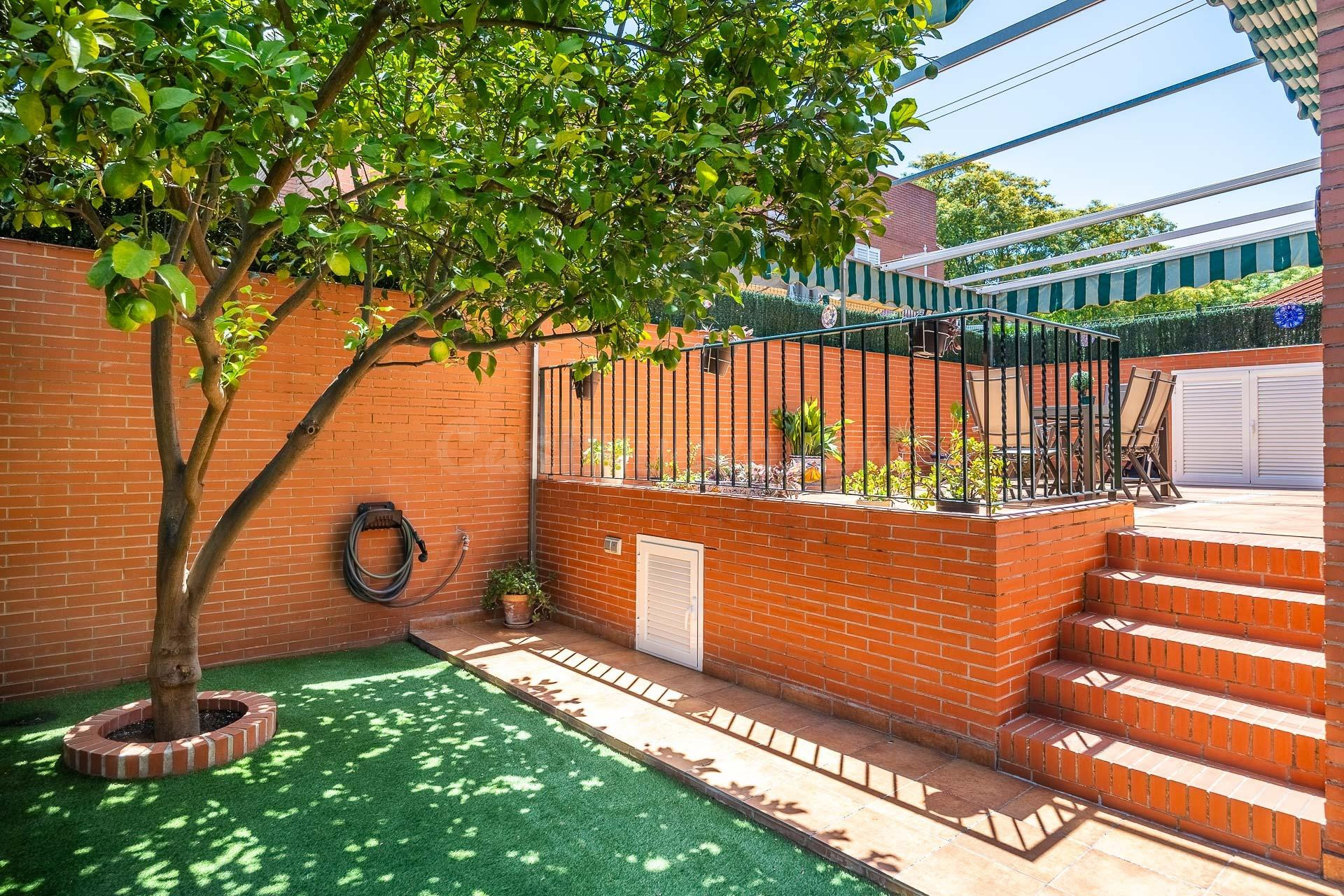 Chalet con encanto en Parque Este: Amplio patio, garaje directo y zonas comunes. - foto 2