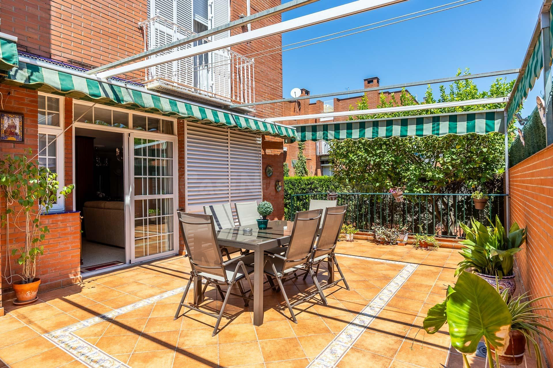 Chalet con encanto en Parque Este: Amplio patio, garaje directo y zonas comunes. - foto 3