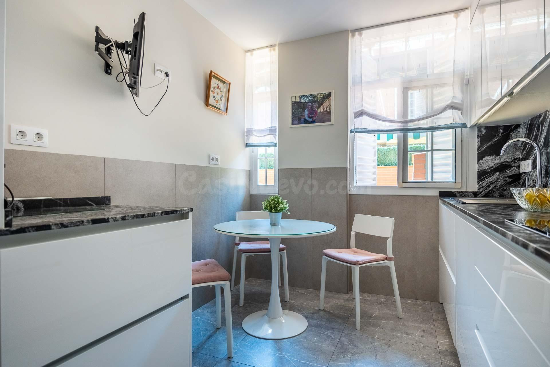 Chalet con encanto en Parque Este: Amplio patio, garaje directo y zonas comunes. - foto 4