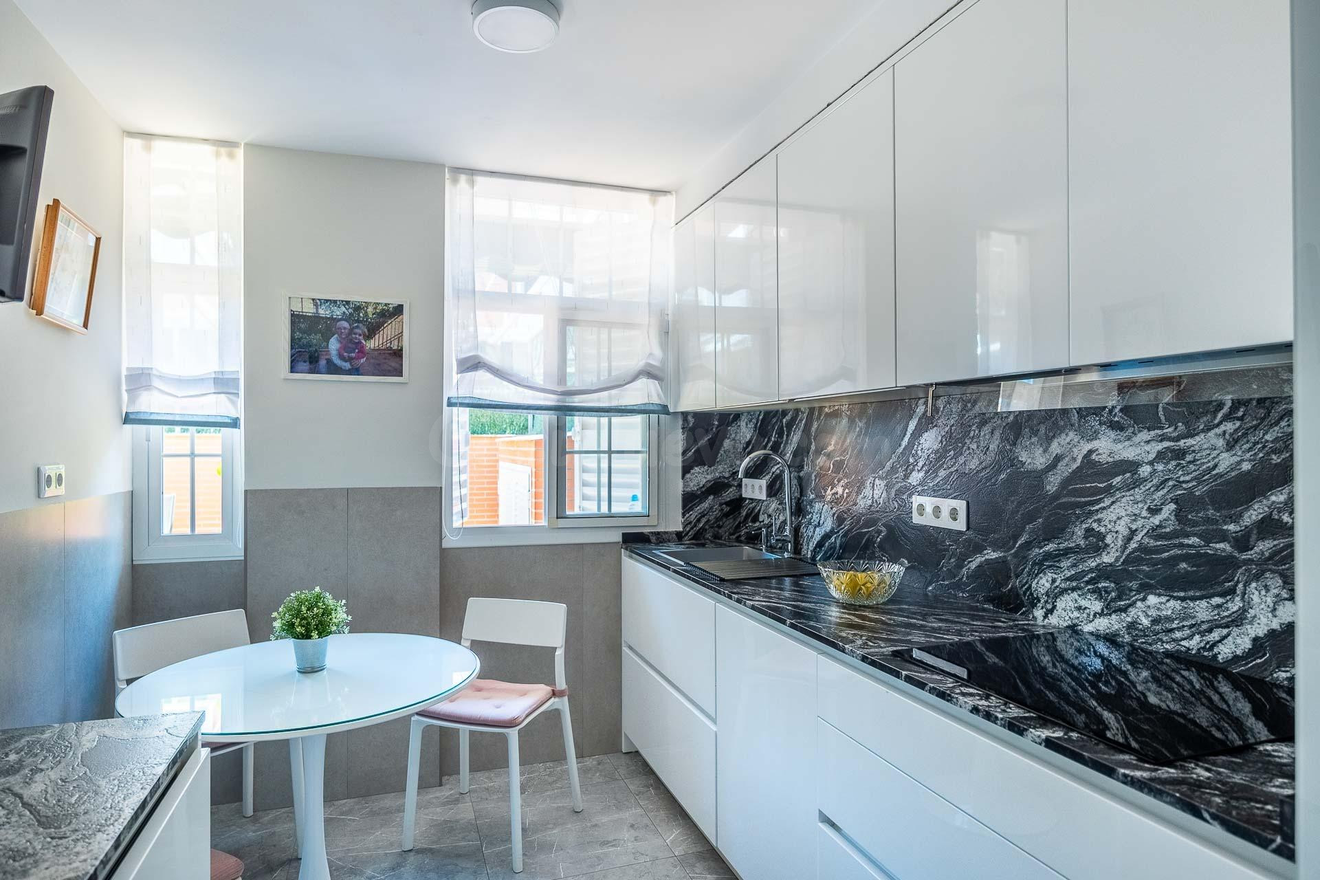 Chalet con encanto en Parque Este: Amplio patio, garaje directo y zonas comunes. - foto 5