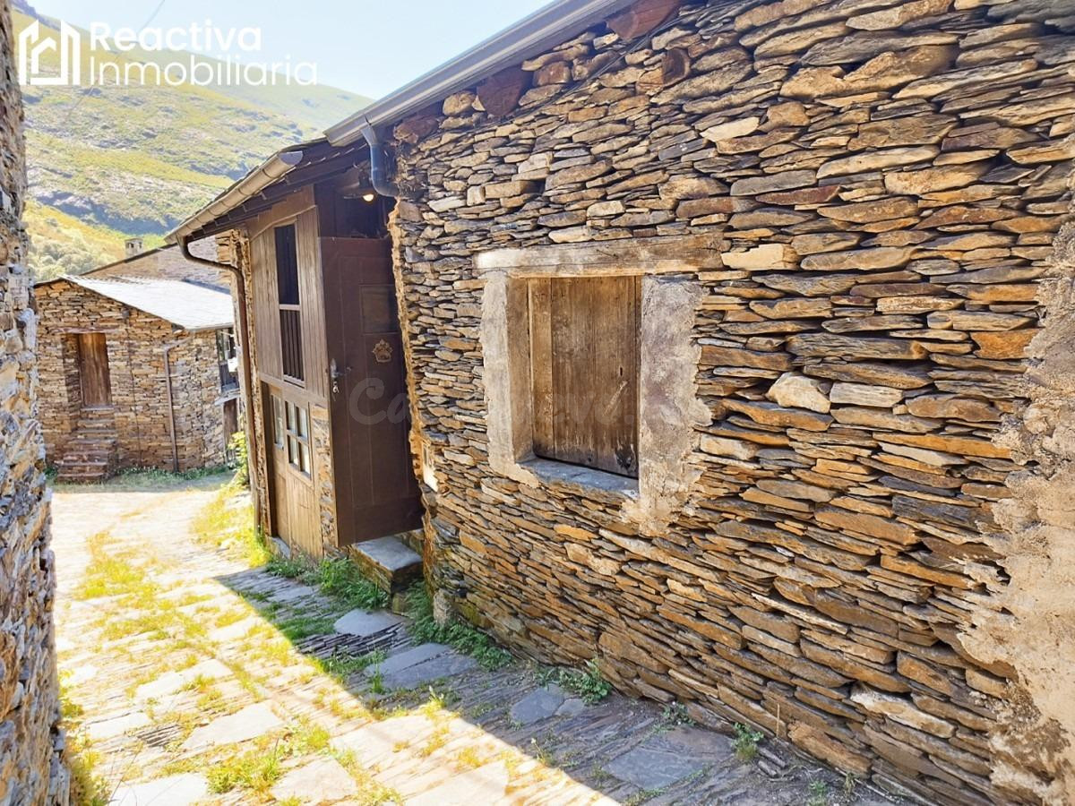 Casa de 2 dormitorios, reformada, en aldea gallega - foto 2