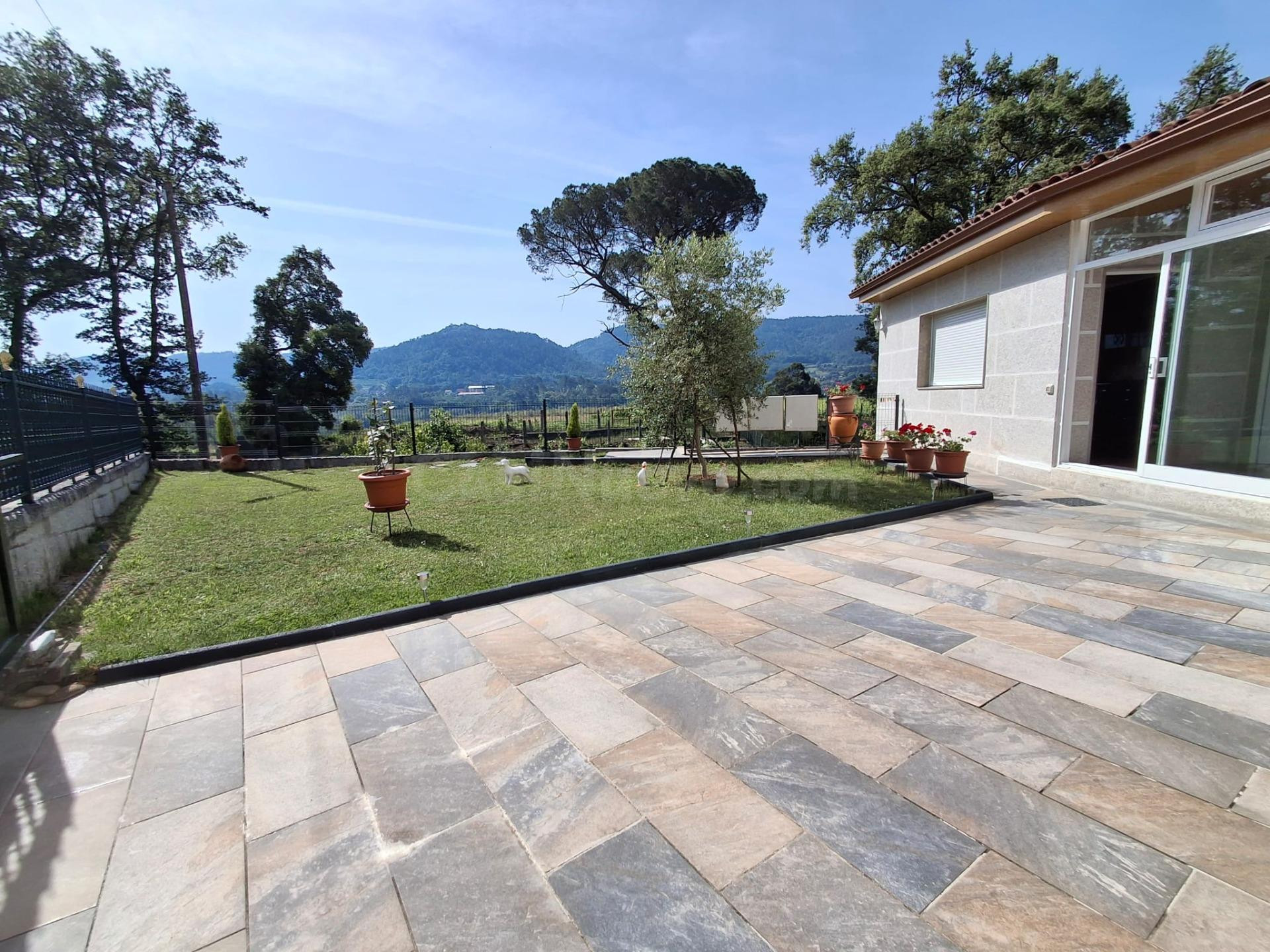 Chalet con viñedo opcional en Cenlle, listo para entrar a vi - foto 2