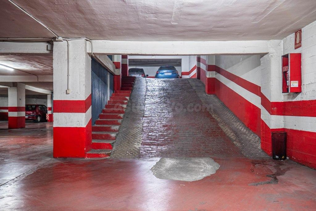 Venta de tres plazas de garaje juntas en calle Pedro Antonio - foto 3