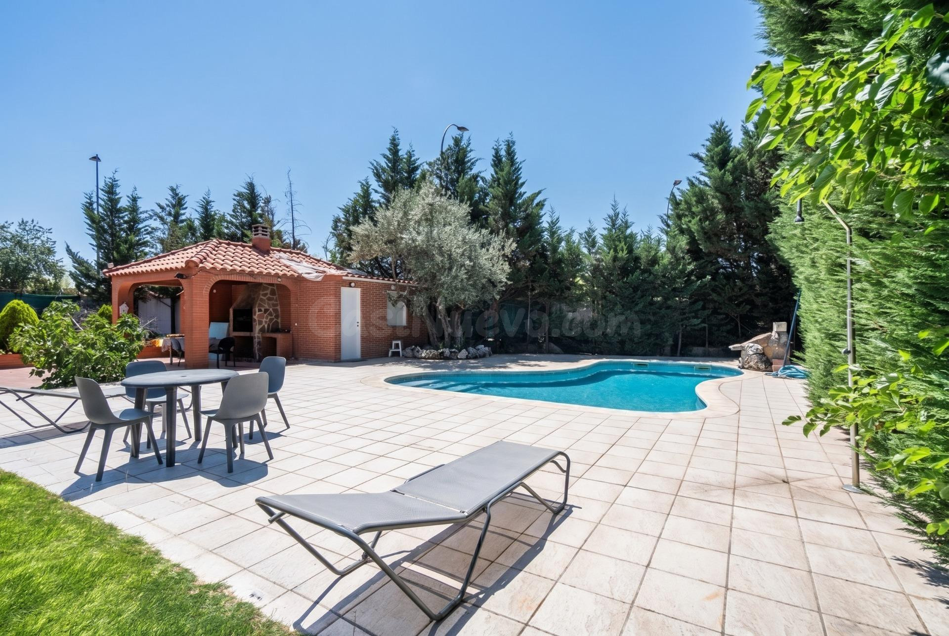 ^**^EXCLUSIVO CHALET INDEPENDIENTE DE ESQUINA EN RIVAS VACIAMADRID: UNA PROPIEDAD ÚNICA PARA VIVIR O INVERTIR^**^ Hay inmuebles que destacan por sus dimensiones, otros por su ubicación y algunos por
