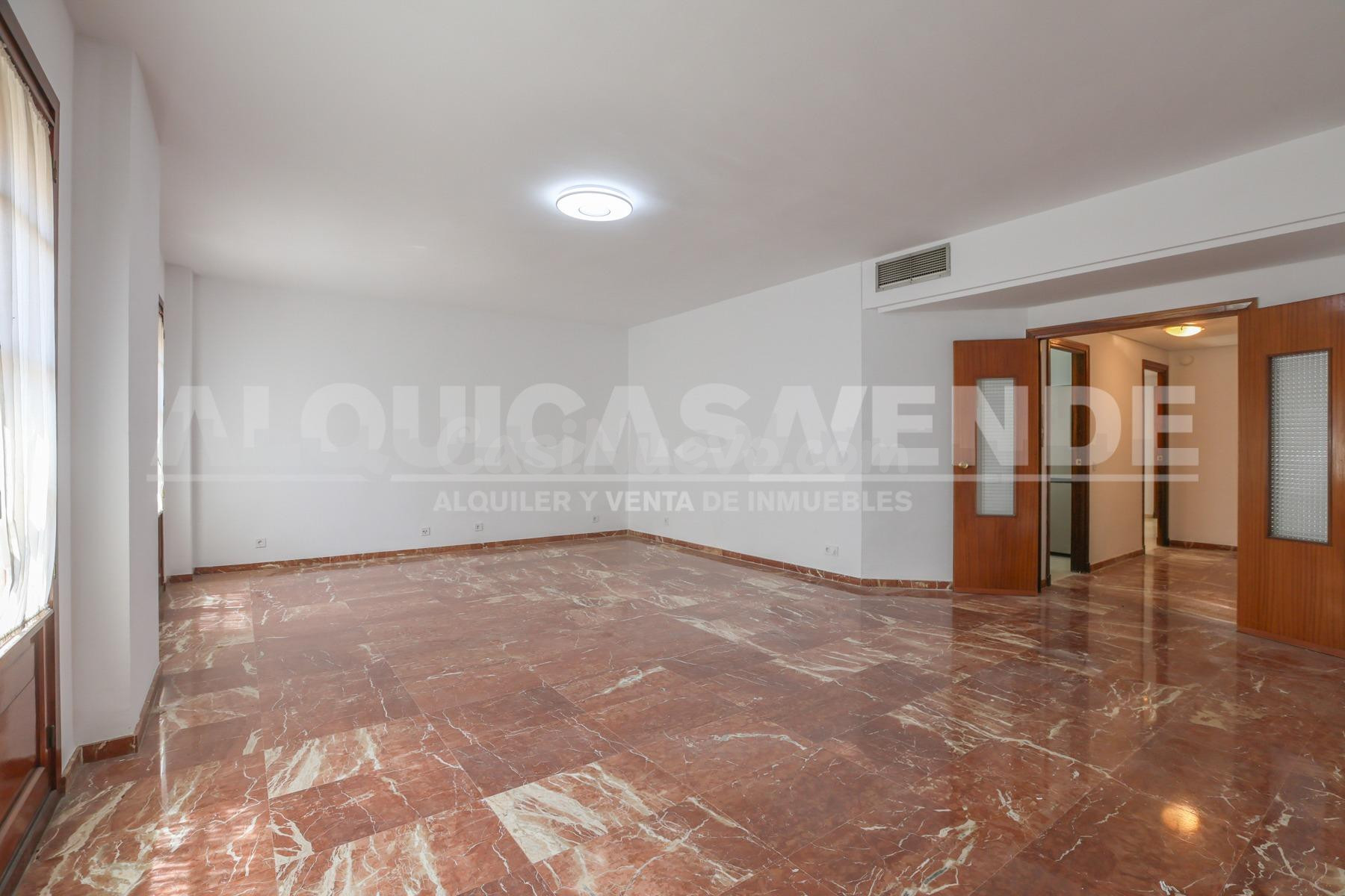 Excelente vivienda con calidades de lujo. Cocina y baños a estrenar. Exterior a la calle.