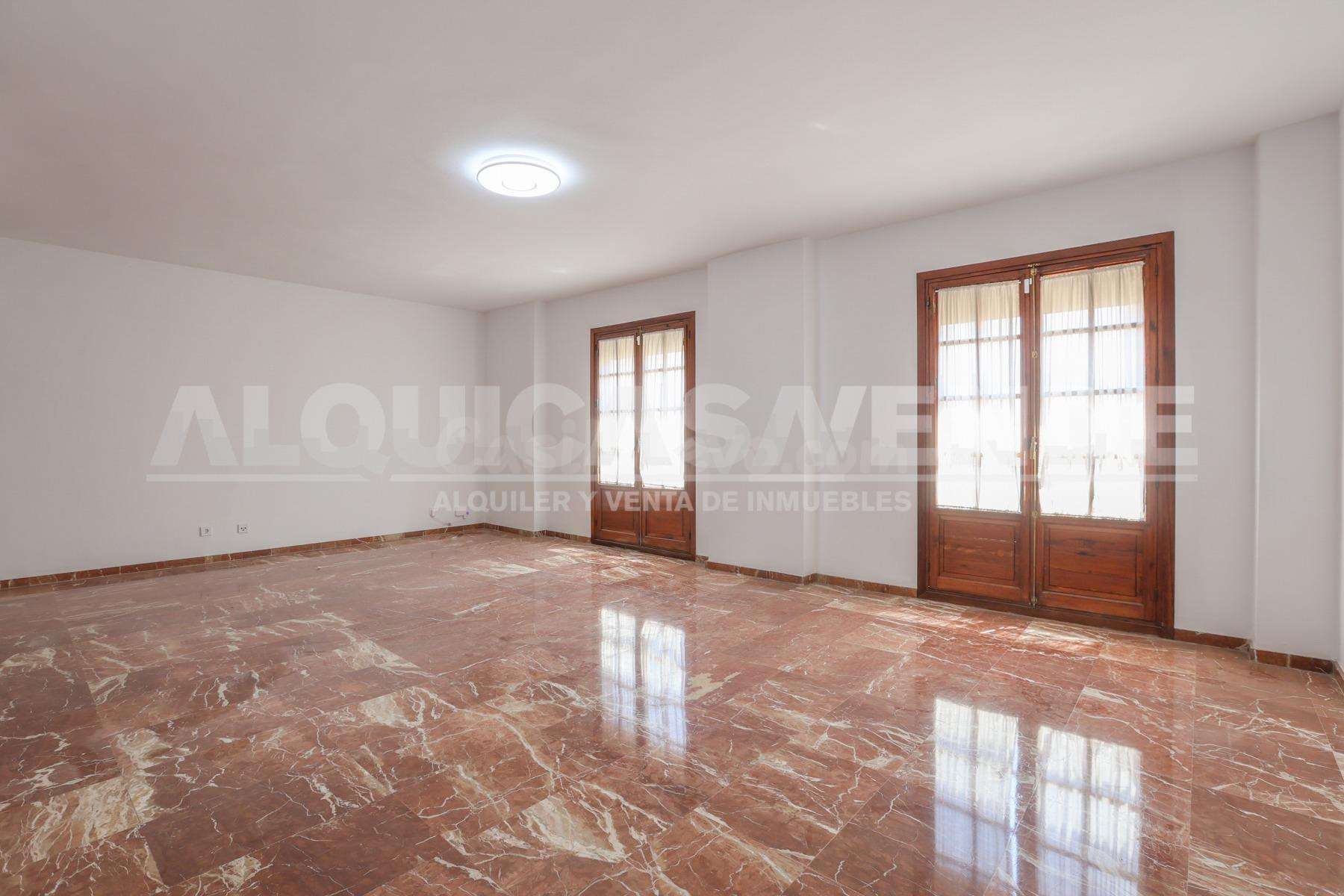 Excelente vivienda con calidades de lujo. Cocina y baños a estrenar. Exterior a la calle. - foto 2