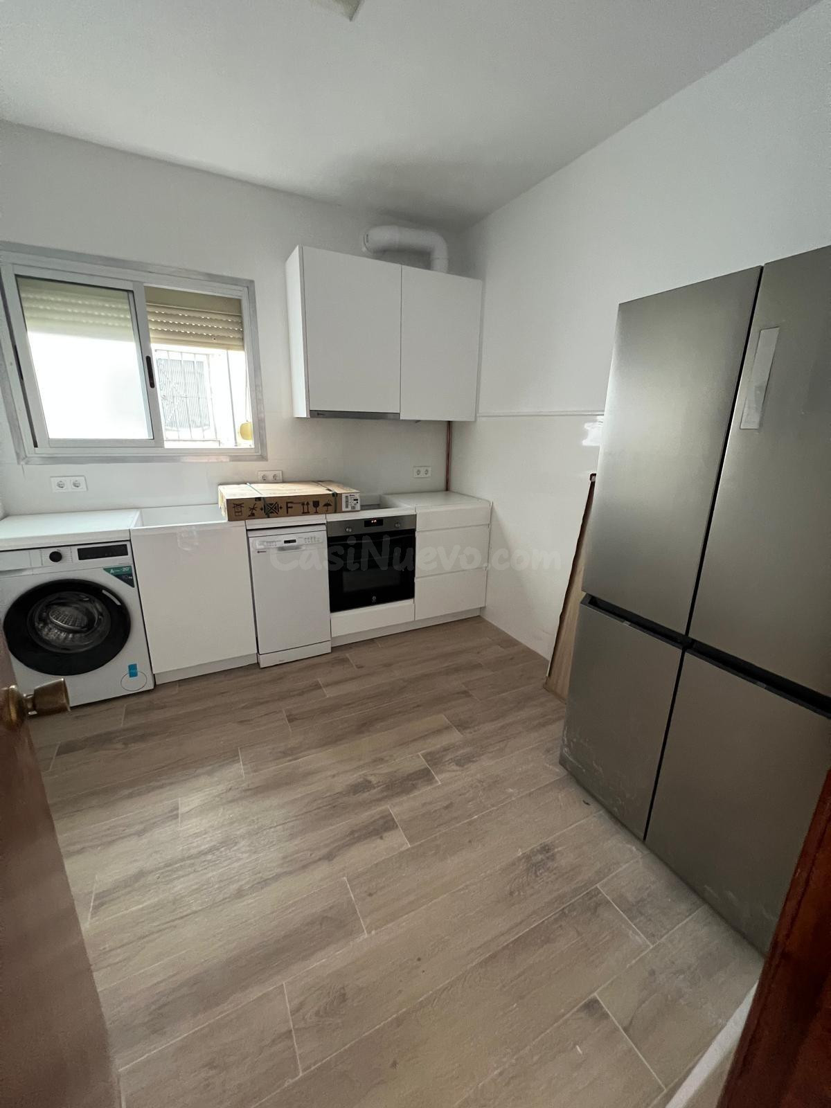 Excelente vivienda con calidades de lujo. Cocina y baños a estrenar. Exterior a la calle. - foto 3