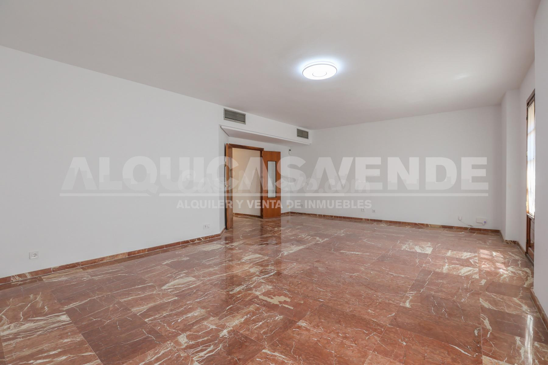 Excelente vivienda con calidades de lujo. Cocina y baños a estrenar. Exterior a la calle. - foto 4
