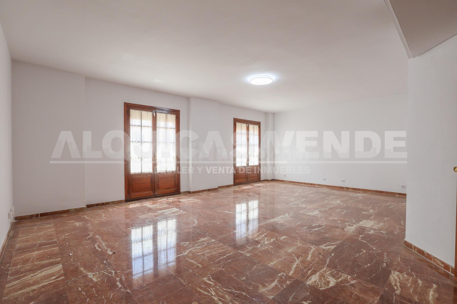 Excelente vivienda con calidades de lujo. Cocina y baños a estrenar. Exterior a la calle. - foto 5
