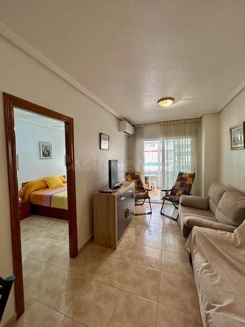 Apartamento en Torrevieja con vistas a la piscina en planta  - foto 2