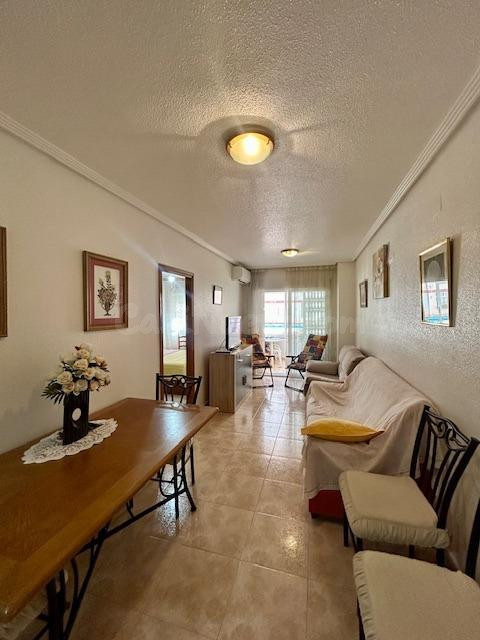 Apartamento en Torrevieja con vistas a la piscina en planta  - foto 3