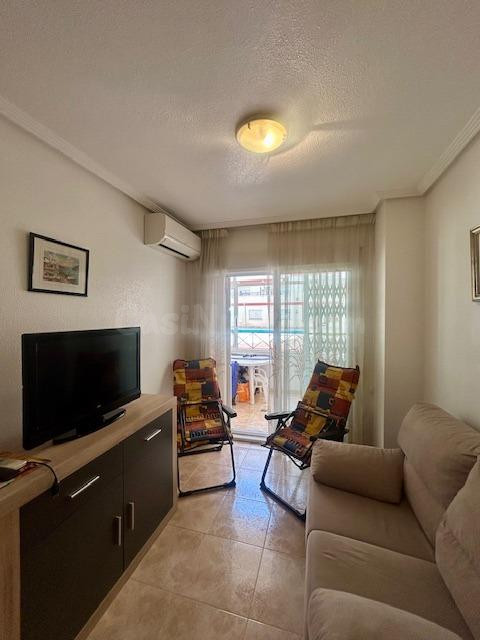 Apartamento en Torrevieja con vistas a la piscina en planta  - foto 5