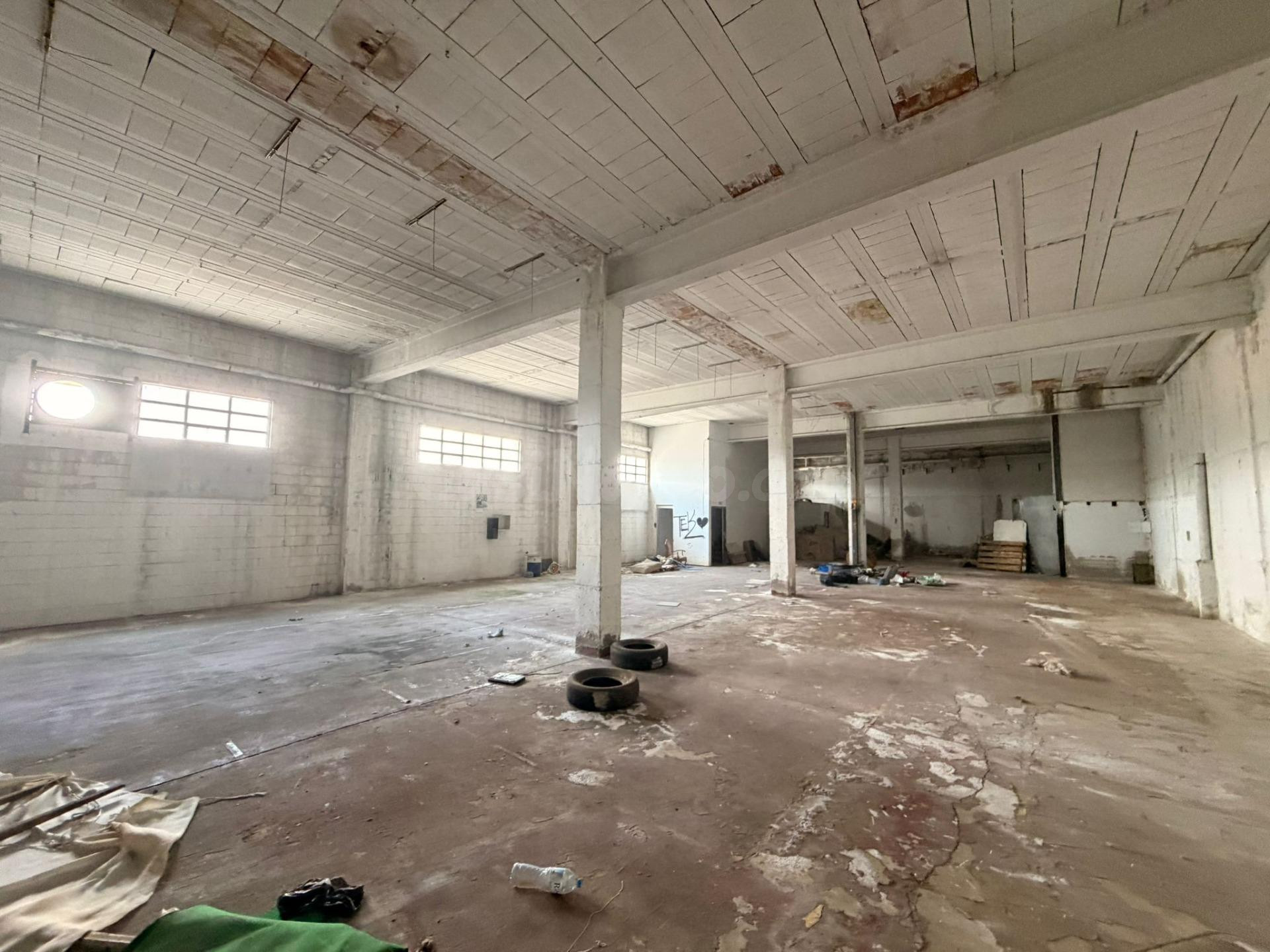 🏭 Gran nave industrial con rampa privada en Terrassa – Excel - foto 3