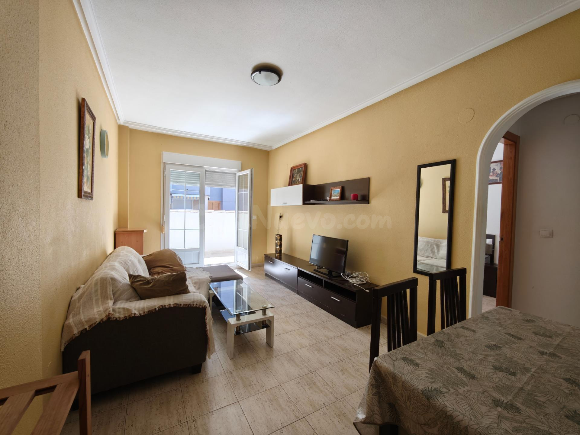 Luminoso piso con terraza, vestidor y piscina comunitaria - foto 2