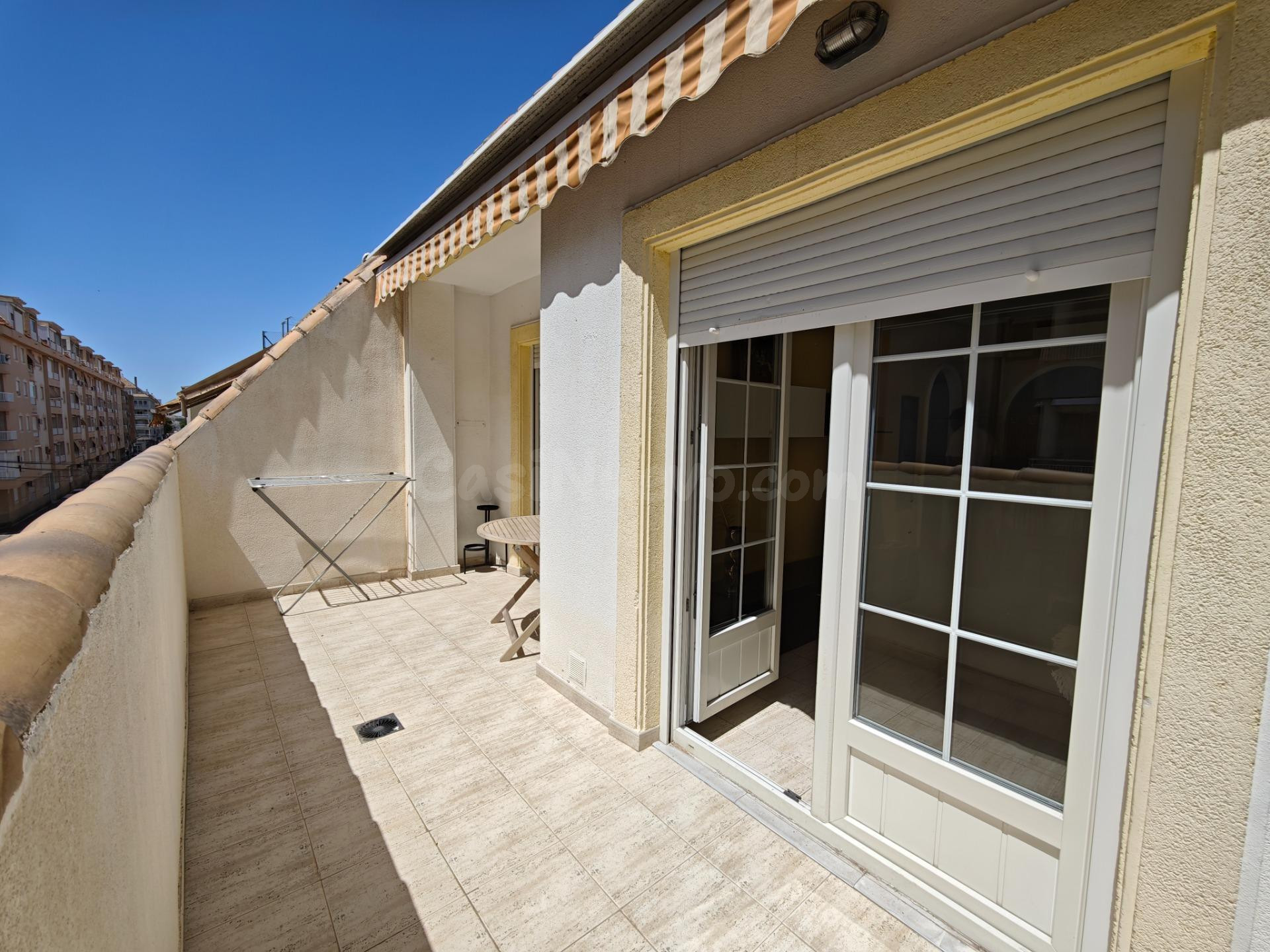 Luminoso piso con terraza, vestidor y piscina comunitaria - foto 3