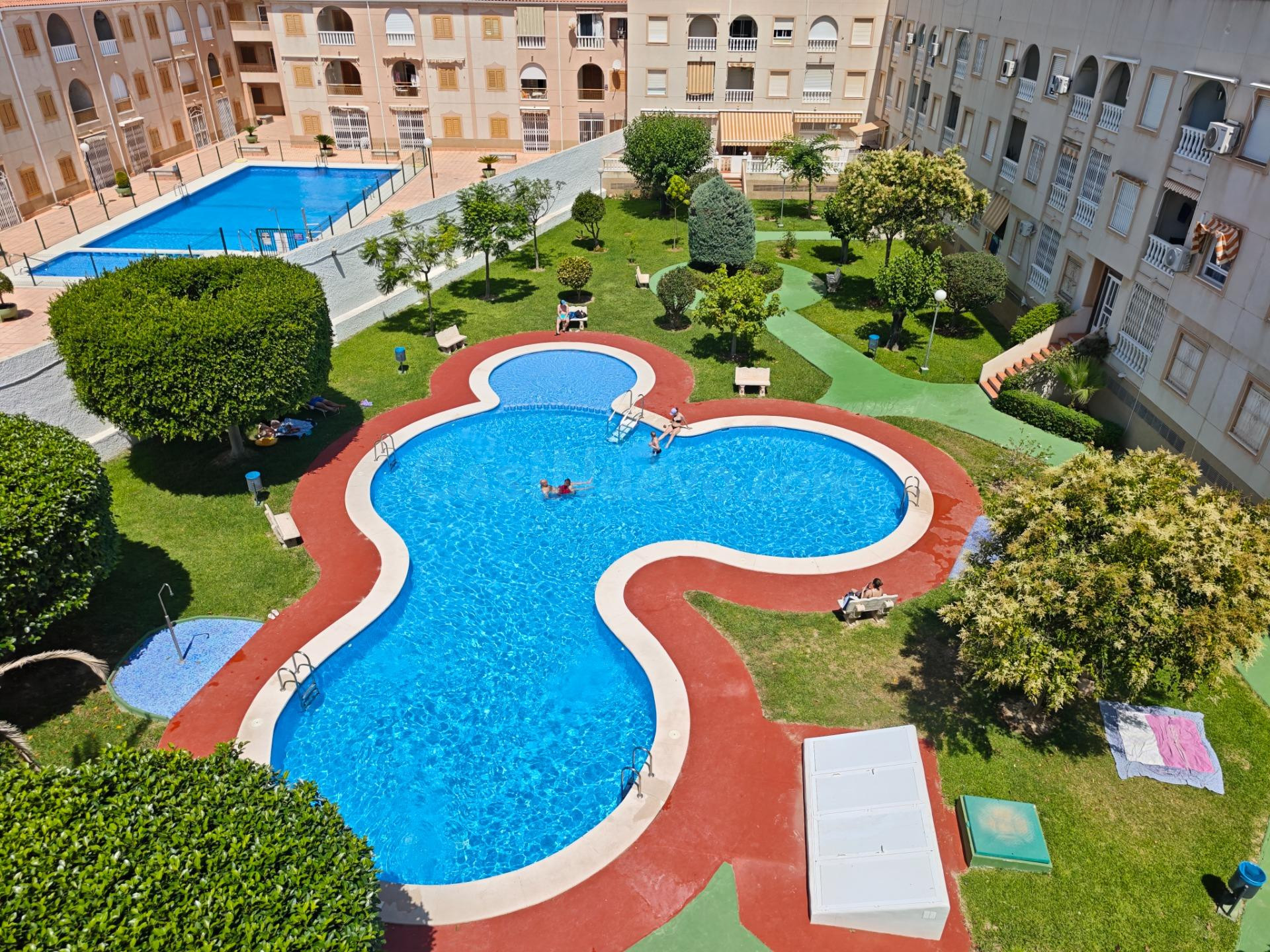 Luminoso piso con terraza, vestidor y piscina comunitaria - foto 4