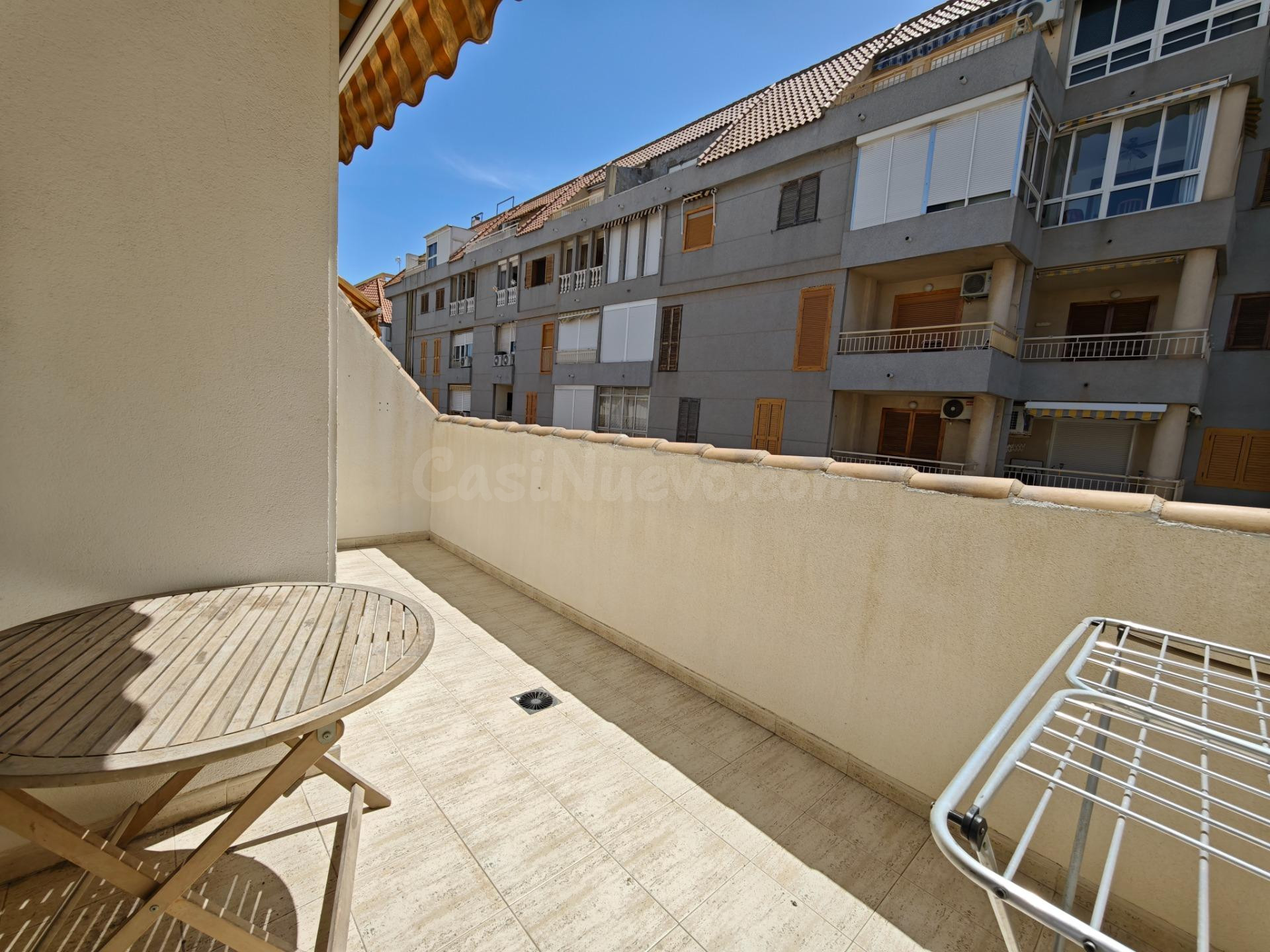 Luminoso piso con terraza, vestidor y piscina comunitaria - foto 5