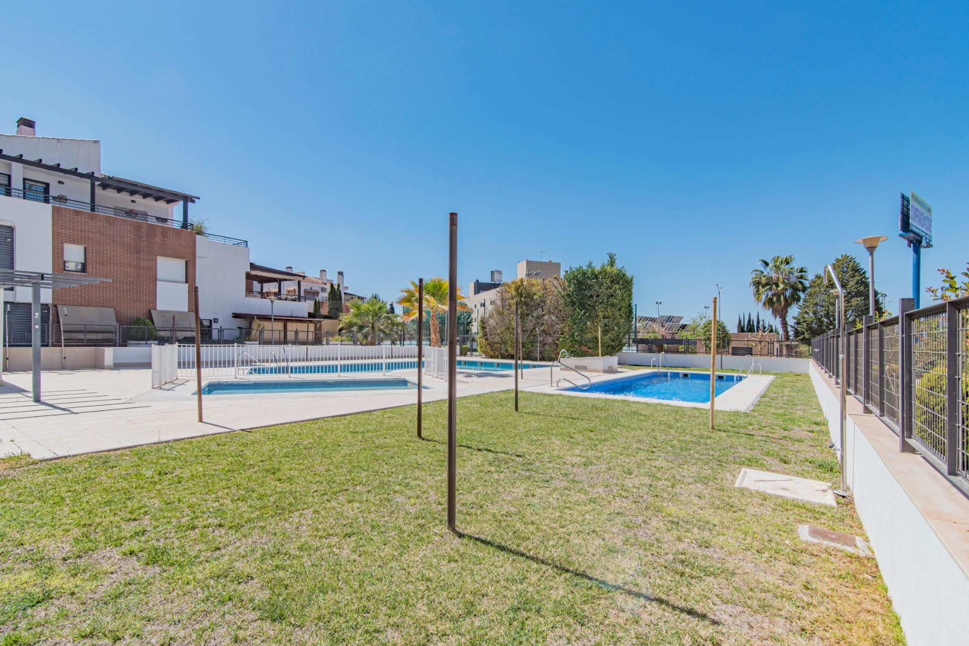 ESPECTACULAR BAJO CON PATIO PRIVADO DE 60 M2 EN URBANIZACIÓN - foto 3