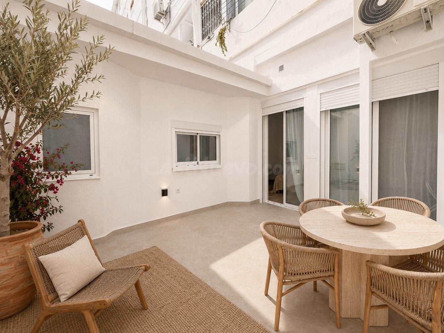 Ruzafa: Bajo reformado de diseño con terraza interior privada, 2 baños y clima frío/calor - foto 2