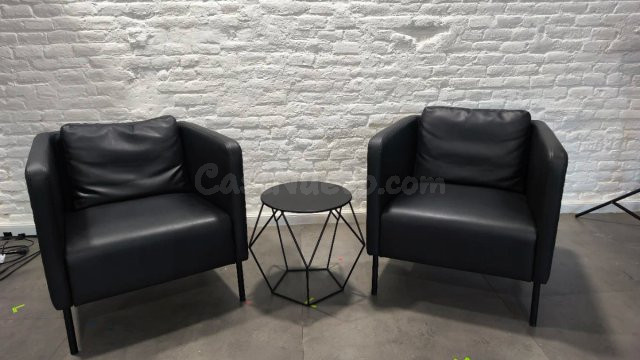 Juego 2 sillones negros, mesa auxiliar set podcast