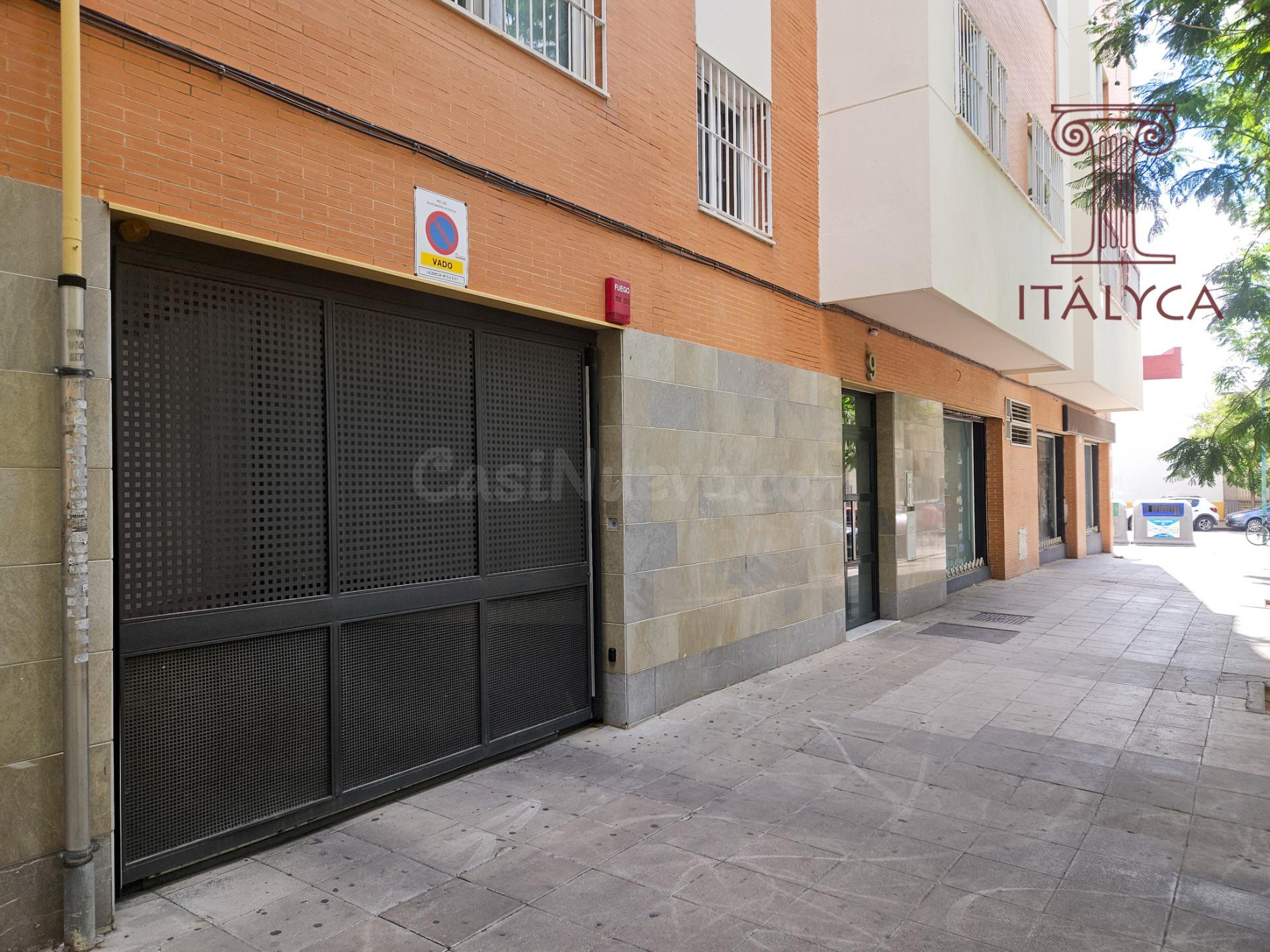 Piso de dos dormitorios junto al casco histórico con terraza - foto 3