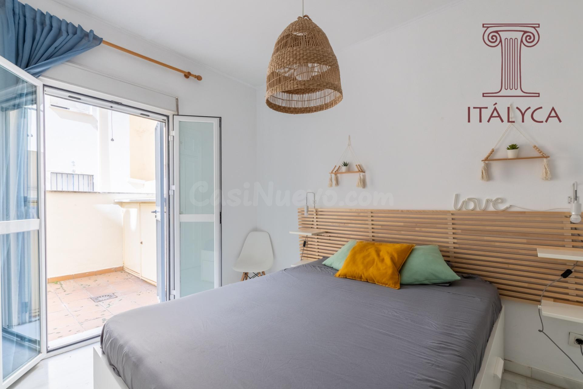 Piso de dos dormitorios junto al casco histórico con terraza - foto 4