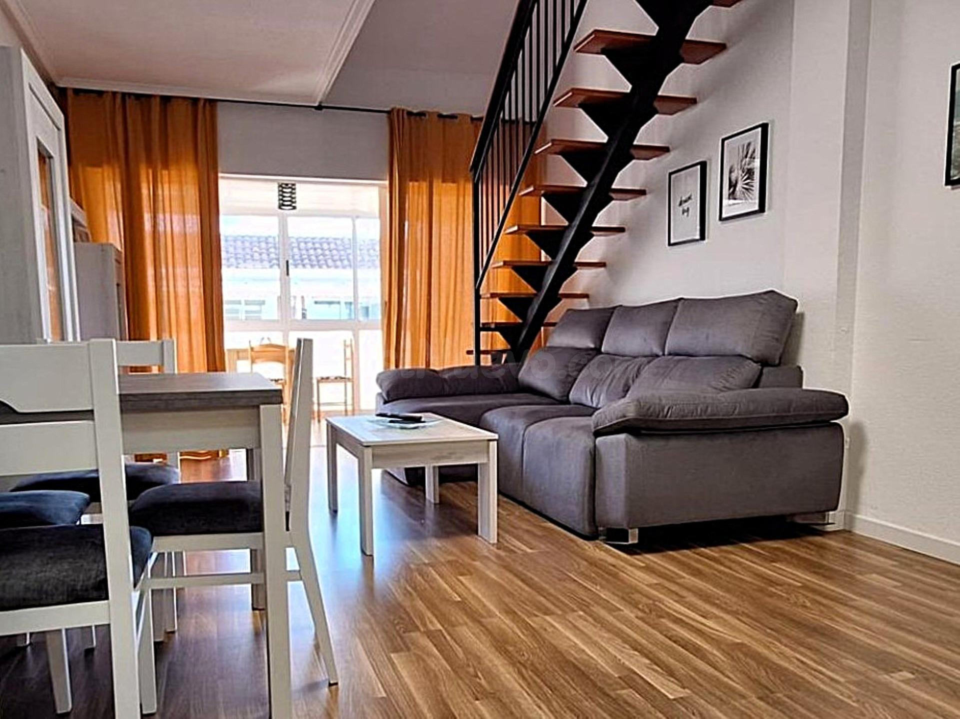Ático dúplex elegantemente reformado (aprox. 80 m2 - 5.ª pla - foto 2