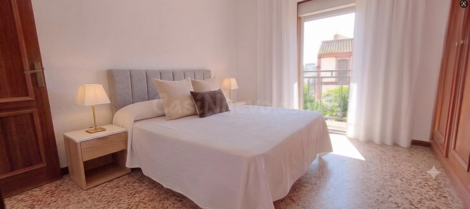 Amplia vivienda con terrazas y azotea privada en Brenes, a s