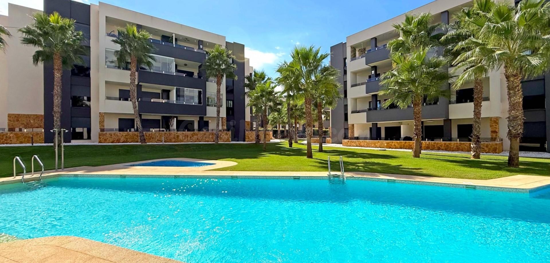 Apartamento seminuevo de 2 dormitorios con piscina, garaje y - foto 2