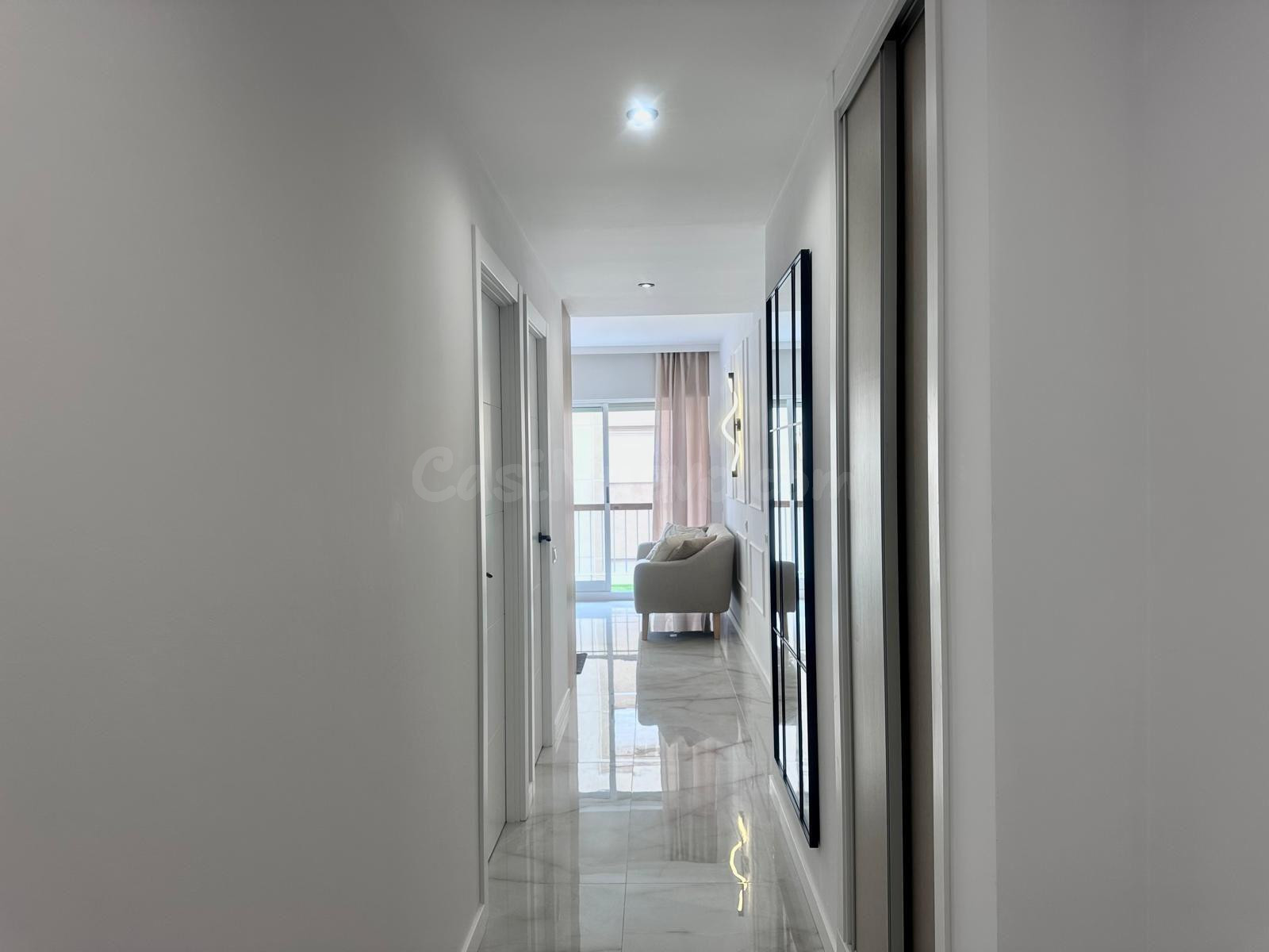APARTAMENTO DE 1 DORM. TOTALMENTE REFORMADO A 350 M DE PLAYA - foto 3