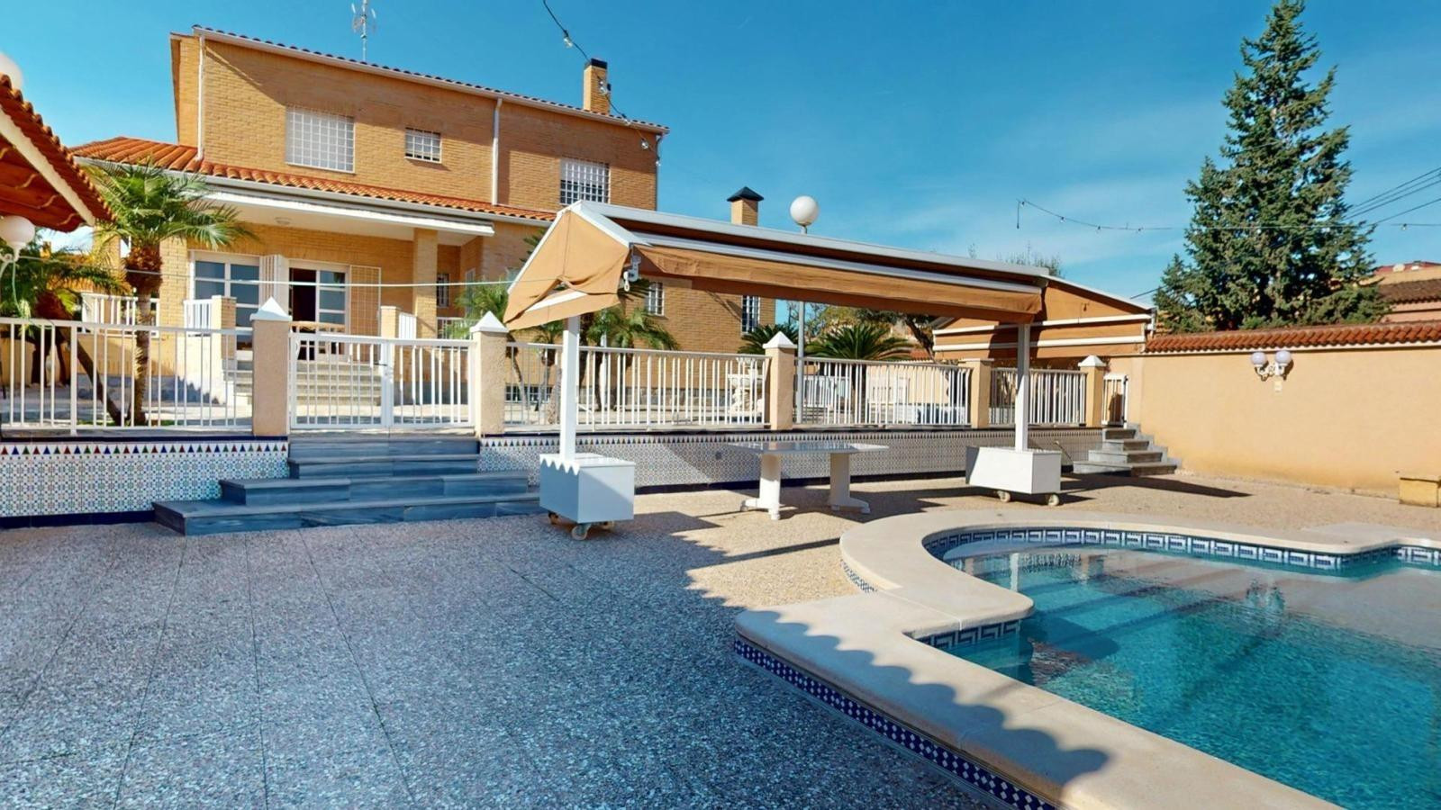 ESPECTACULAR CHALET EN SANTO ANGEL