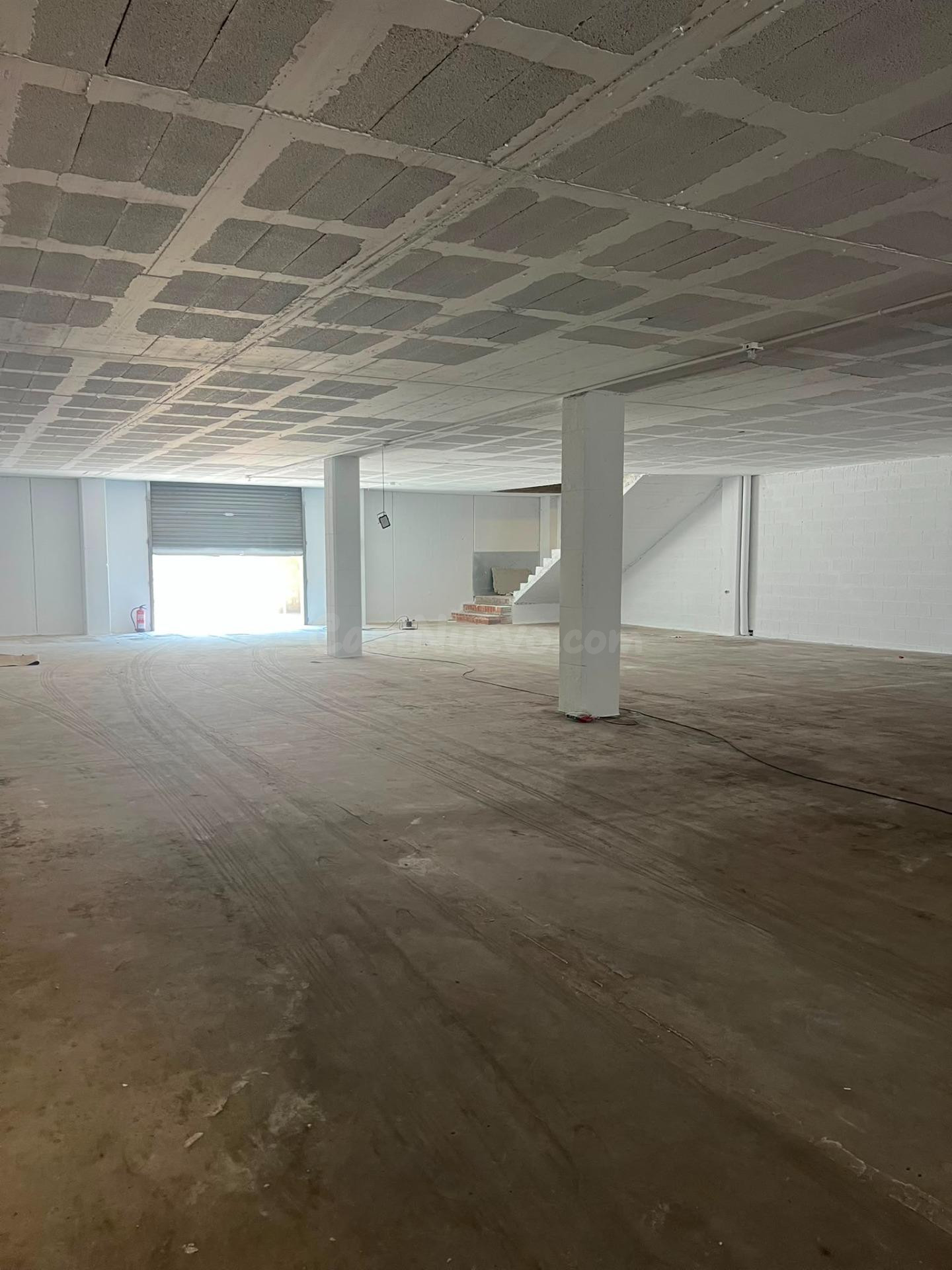 NAVE COMERCIAL CON PLANTA ALTILLO EN SANT FRUITOS DE BAGES D - foto 4