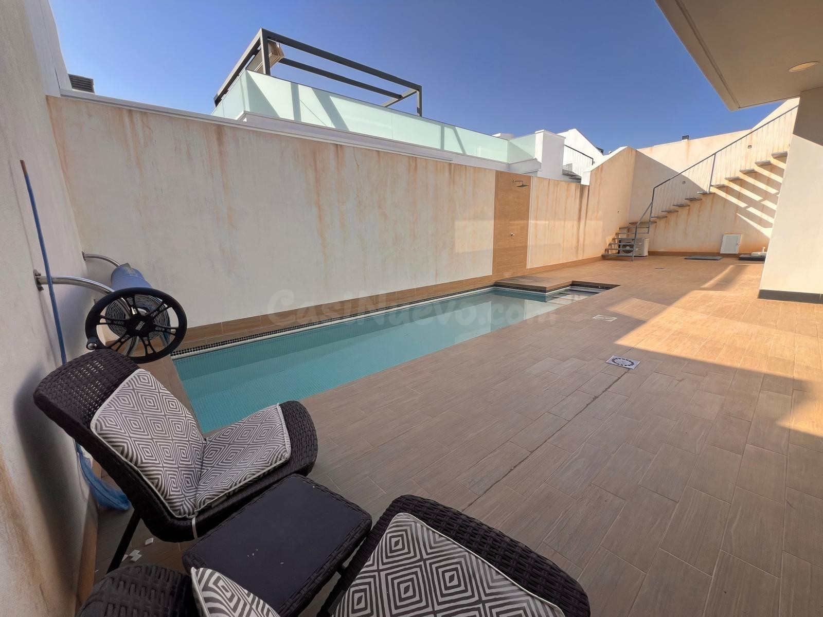 Chalet seminuevo con piscina privada en Altos de Cabo Roig - foto 4
