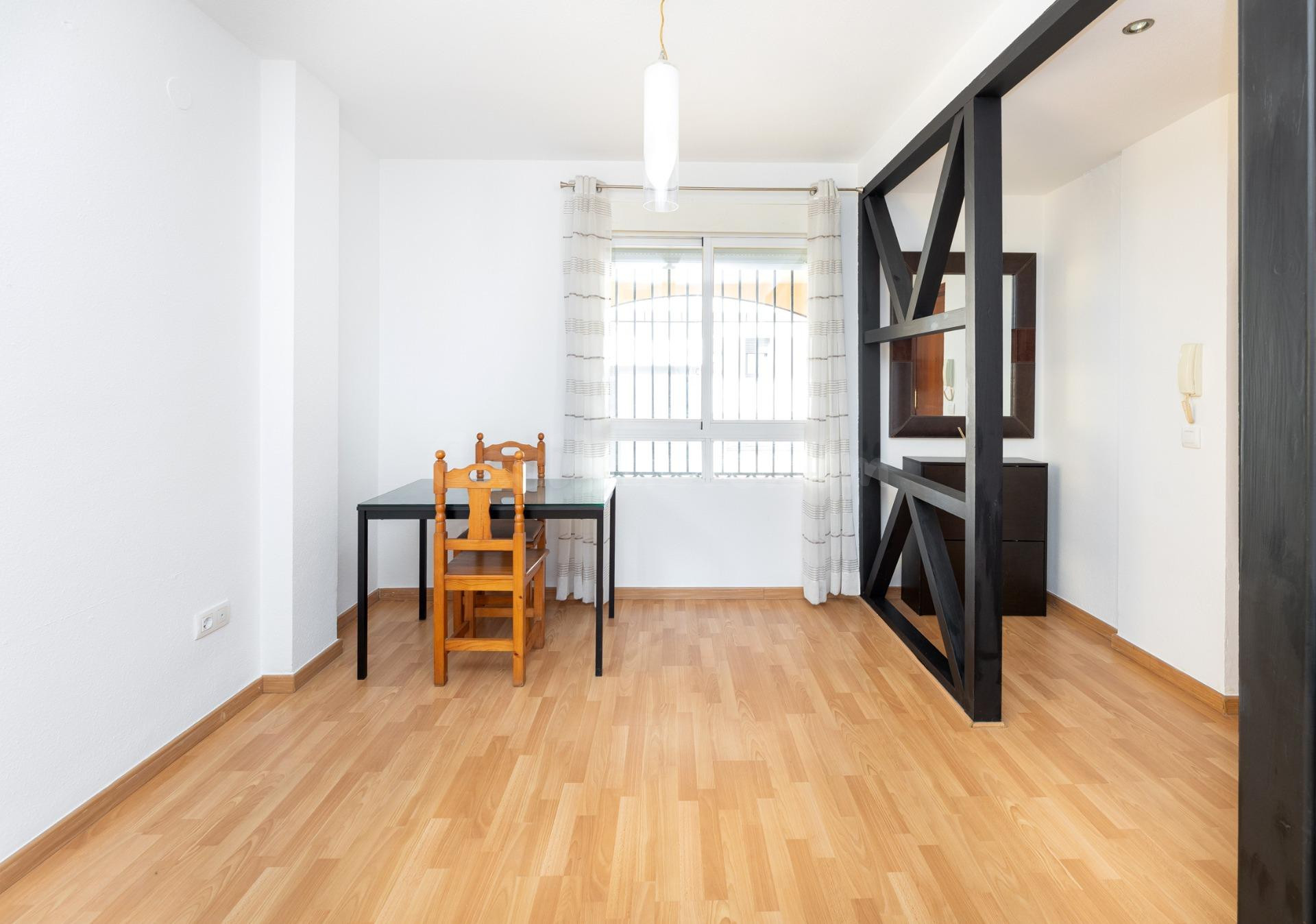 ¡PISO DE 1 DORMITORIO CON PLAZA DE GARAJE A PIE DE METRO! - foto 2