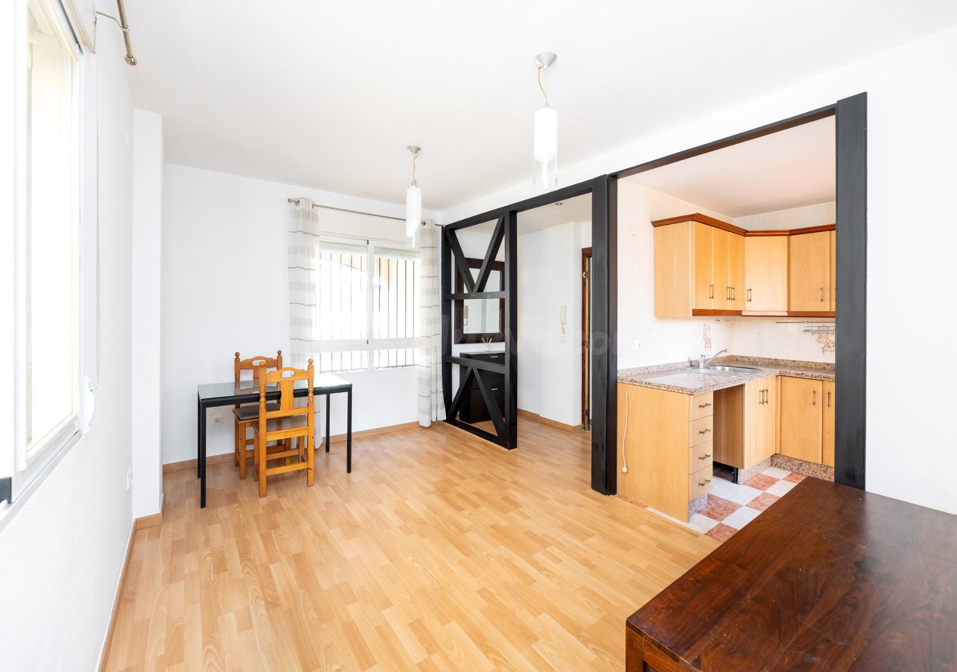 ¡PISO DE 1 DORMITORIO CON PLAZA DE GARAJE A PIE DE METRO! - foto 3