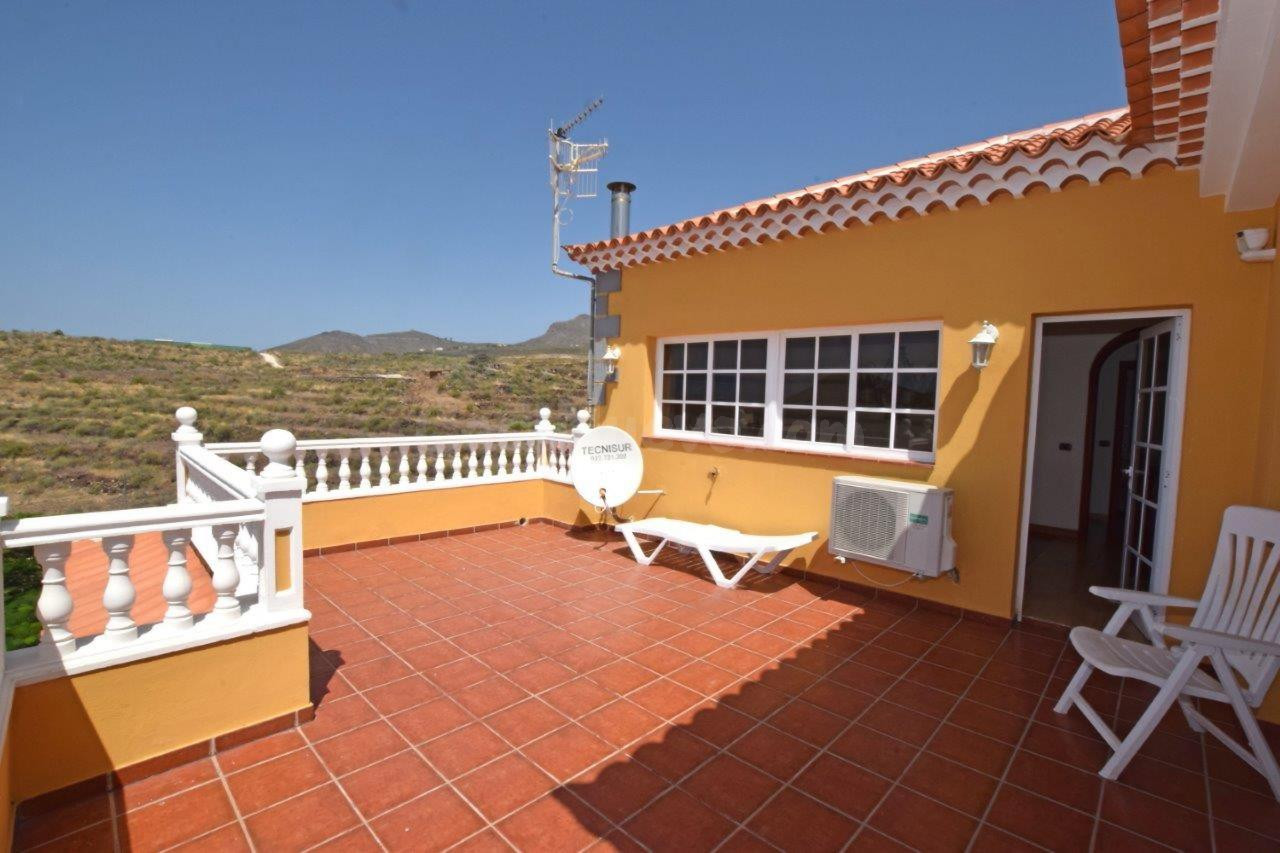 Exclusivo chalet con finca, piscina, cuadra para caballos y vistas al océano en Las Zocas, San Miguel de Abona - foto 2