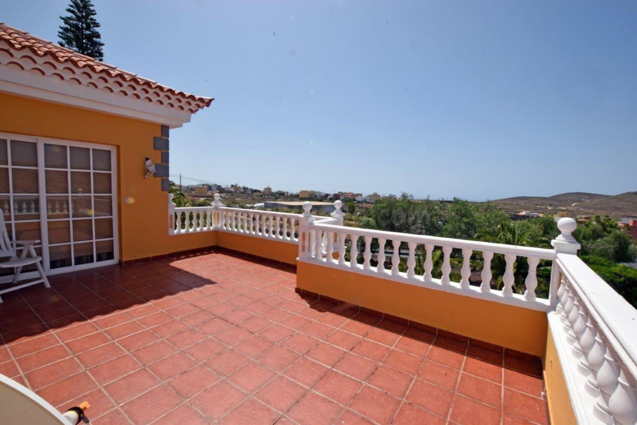 Exclusivo chalet con finca, piscina, cuadra para caballos y vistas al océano en Las Zocas, San Miguel de Abona - foto 3