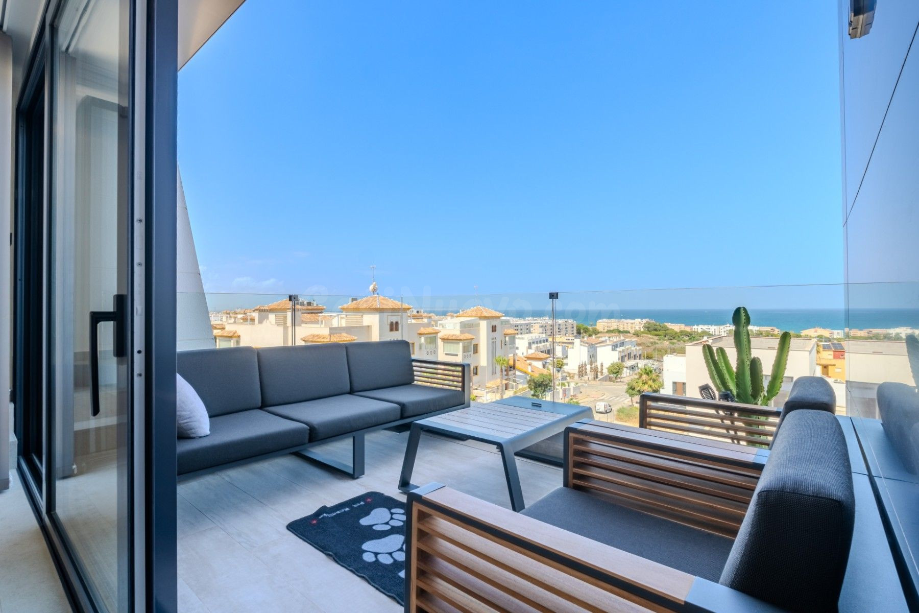 Ático dúplex moderno y espacioso (construido en 2024 – aprox. 93 m2) con vistas fantásticas.